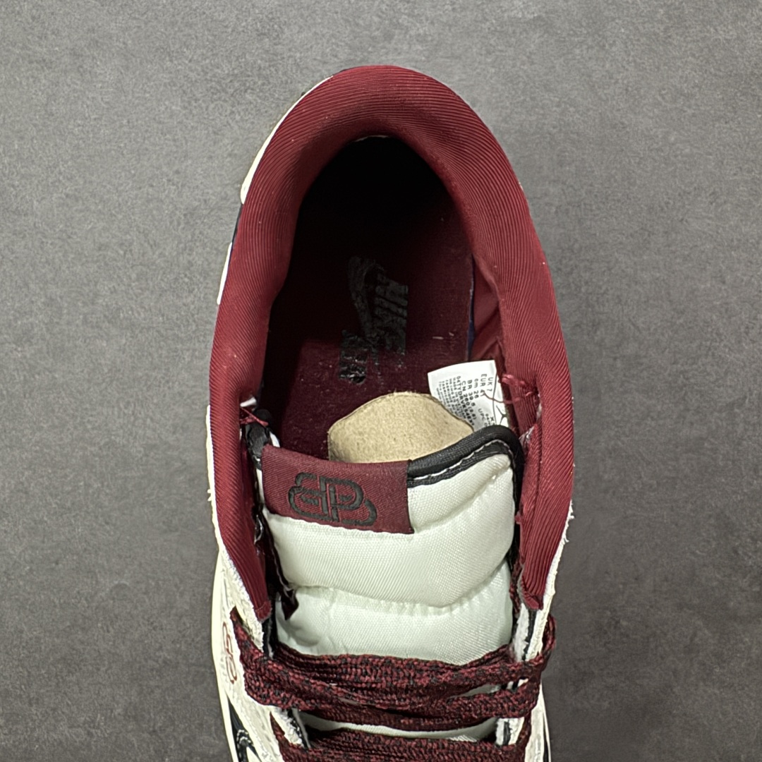 图片[7]-【定制版】Balenciaga x Travis Scott x Air Jordan 1 Low 巴黎世家 x AJ1 低帮 黑白红倒钩 AJ1 乔丹1代 aj1 乔1 低邦 黑白红倒勾联名 乔丹篮球鞋系列 鞋身整体以米白色皮革打造，搭配黑色皮革框架覆盖层呈现，标志性的反钩Swoosh Logo采用白色呈现，内侧也辅以白色Swoosh Logo点缀，鞋舌等多处TS标志性元素均得以保留；鞋舌绣标上以巴黎世家品牌Logo呈现，鞋头处巴黎世家Logo以红色妆点，后跟的鬼脸Logo标志及Wings Logo采用黑色缝线打造，后跟侧下方印有Balenciaga字样，彰显联名身份；最后以米白色中底搭配红色橡胶外底完善整体设计收尾。 货号：XS2025-079 尺码：36 36.5 37.5 38 38.5 39 40 40.5 41 42 42.5 43 44 44.5 45 编码：HXSB330340-选品中心
