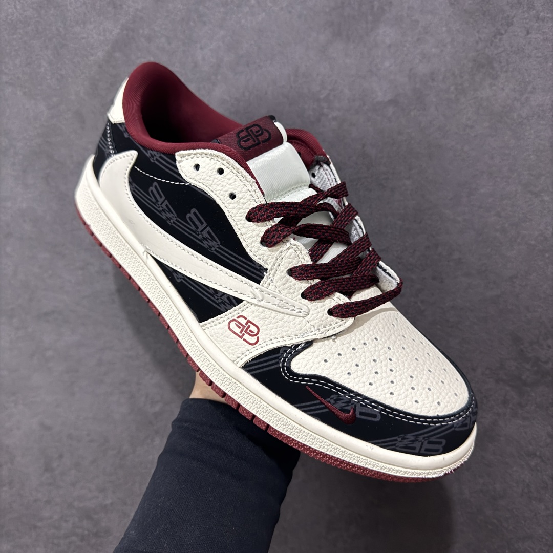 图片[3]-【定制版】Balenciaga x Travis Scott x Air Jordan 1 Low 巴黎世家 x AJ1 低帮 黑白红倒钩 AJ1 乔丹1代 aj1 乔1 低邦 黑白红倒勾联名 乔丹篮球鞋系列 鞋身整体以米白色皮革打造，搭配黑色皮革框架覆盖层呈现，标志性的反钩Swoosh Logo采用白色呈现，内侧也辅以白色Swoosh Logo点缀，鞋舌等多处TS标志性元素均得以保留；鞋舌绣标上以巴黎世家品牌Logo呈现，鞋头处巴黎世家Logo以红色妆点，后跟的鬼脸Logo标志及Wings Logo采用黑色缝线打造，后跟侧下方印有Balenciaga字样，彰显联名身份；最后以米白色中底搭配红色橡胶外底完善整体设计收尾。 货号：XS2025-079 尺码：36 36.5 37.5 38 38.5 39 40 40.5 41 42 42.5 43 44 44.5 45 编码：HXSB330340-选品中心