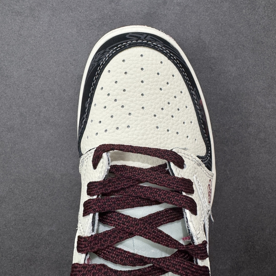 图片[8]-【定制版】Balenciaga x Travis Scott x Air Jordan 1 Low 巴黎世家 x AJ1 低帮 黑白红倒钩 AJ1 乔丹1代 aj1 乔1 低邦 黑白红倒勾联名 乔丹篮球鞋系列 鞋身整体以米白色皮革打造，搭配黑色皮革框架覆盖层呈现，标志性的反钩Swoosh Logo采用白色呈现，内侧也辅以白色Swoosh Logo点缀，鞋舌等多处TS标志性元素均得以保留；鞋舌绣标上以巴黎世家品牌Logo呈现，鞋头处巴黎世家Logo以红色妆点，后跟的鬼脸Logo标志及Wings Logo采用黑色缝线打造，后跟侧下方印有Balenciaga字样，彰显联名身份；最后以米白色中底搭配红色橡胶外底完善整体设计收尾。 货号：XS2025-079 尺码：36 36.5 37.5 38 38.5 39 40 40.5 41 42 42.5 43 44 44.5 45 编码：HXSB330340-选品中心