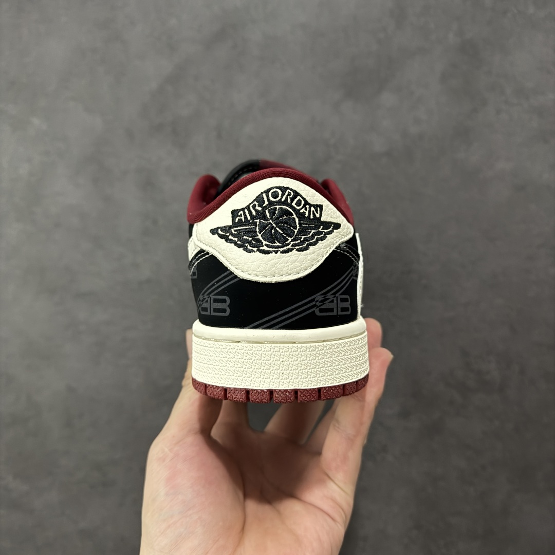 图片[4]-【定制版】Balenciaga x Travis Scott x Air Jordan 1 Low 巴黎世家 x AJ1 低帮 黑白红倒钩 AJ1 乔丹1代 aj1 乔1 低邦 黑白红倒勾联名 乔丹篮球鞋系列 鞋身整体以米白色皮革打造，搭配黑色皮革框架覆盖层呈现，标志性的反钩Swoosh Logo采用白色呈现，内侧也辅以白色Swoosh Logo点缀，鞋舌等多处TS标志性元素均得以保留；鞋舌绣标上以巴黎世家品牌Logo呈现，鞋头处巴黎世家Logo以红色妆点，后跟的鬼脸Logo标志及Wings Logo采用黑色缝线打造，后跟侧下方印有Balenciaga字样，彰显联名身份；最后以米白色中底搭配红色橡胶外底完善整体设计收尾。 货号：XS2025-079 尺码：36 36.5 37.5 38 38.5 39 40 40.5 41 42 42.5 43 44 44.5 45 编码：HXSB330340-选品中心