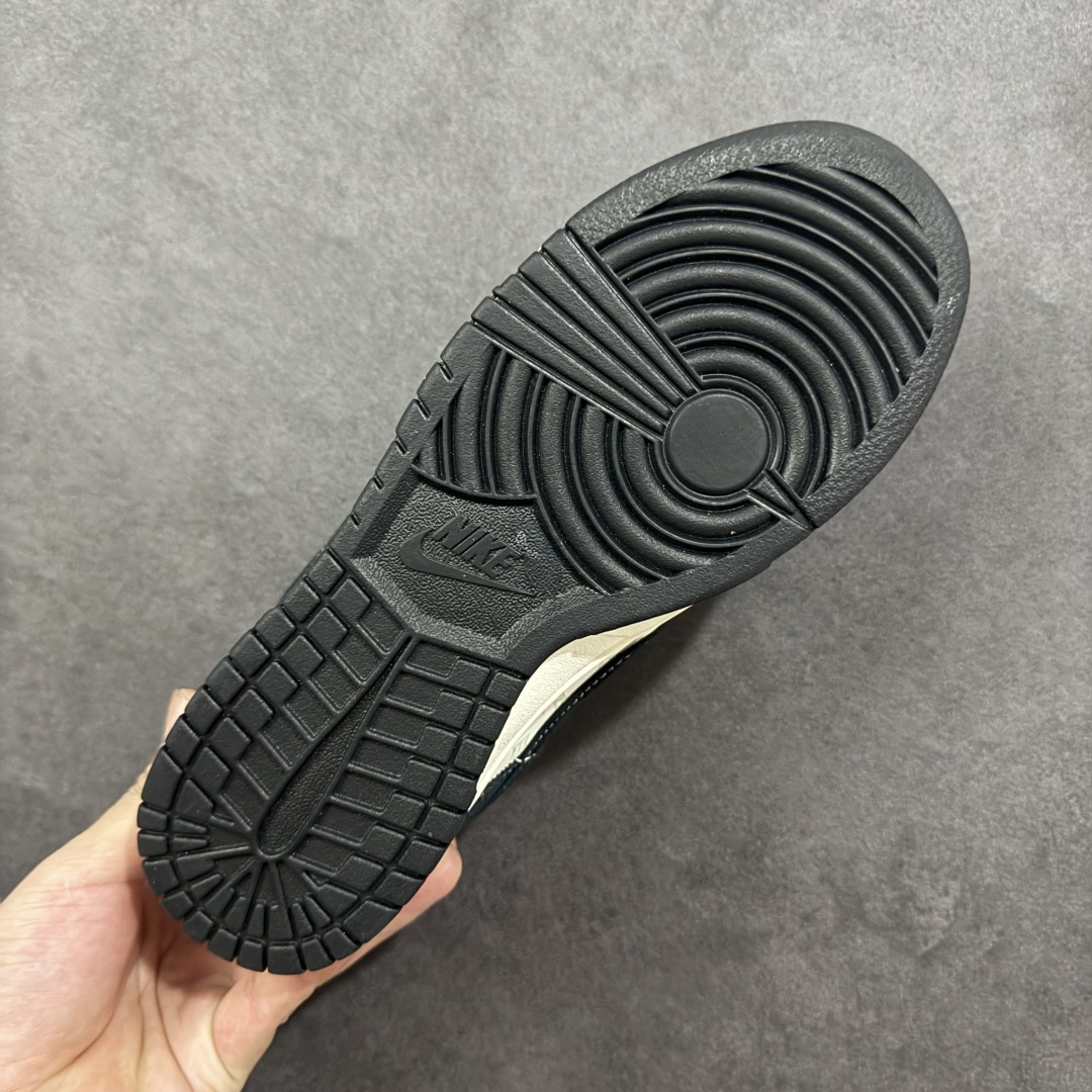 图片[9]-【定制版】Nike SB Dunk Low“LV联名——双勾信花” 周年高端定制 低帮休闲板鞋 定制鞋盒 大厂纯原品质出货 超高清洁度 皮料切割干净无任何毛边 细节完美 货号：CX5050-Y22 尺码： 36 36.5 37.5 38 38.5 39 40 40.5 41 42 42.5 43 44 44.5 45-选品中心