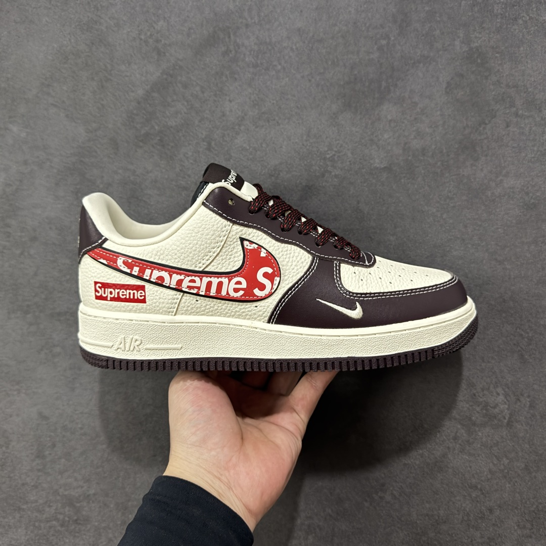 【定制版】Supreme x Nike Air Force 1 Low Sup x 耐克 空军一号 低帮 棕白红 鞋身整体以米白色皮革打造搭配棕色框架覆盖层,设计独特且充满时尚感;鞋身两侧Swoosh Logo采用红色点缀,后跟装饰片使用棕色制作,鞋头处迷你Swoosh Logo白色刺绣妆点,鞋舌以Nike Swoosh Logo呈现,后跟Nike Swoosh Logo及Air辅以白色刺绣妆点,后跟侧方印有Supreme字样,彰显联名身份;最后以米白色中底搭配棕色橡胶外底完善整体设计收尾。 货号:KJ1688-019 尺码:36 36.5 37.5 38 38.5 39 40 40.5 41 42 42.5 43 44 44.5 45 编码:HXSB310320-选品中心