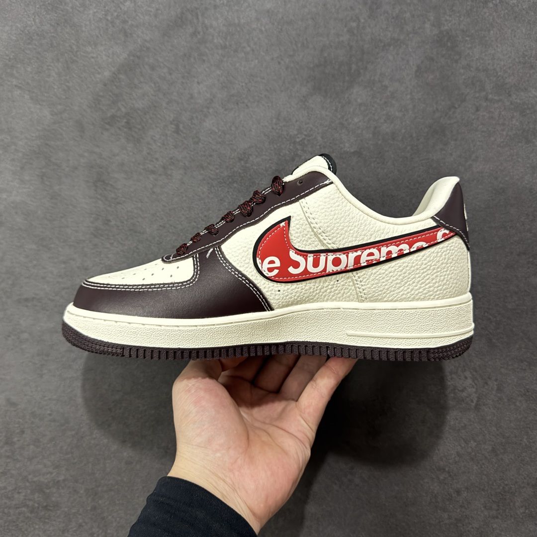 图片[2]-【定制版】Supreme x Nike Air Force 1 Low Sup x 耐克 空军一号 低帮 棕白红 鞋身整体以米白色皮革打造搭配棕色框架覆盖层，设计独特且充满时尚感；鞋身两侧Swoosh Logo采用红色点缀，后跟装饰片使用棕色制作，鞋头处迷你Swoosh Logo白色刺绣妆点，鞋舌以Nike Swoosh Logo呈现，后跟Nike Swoosh Logo及Air辅以白色刺绣妆点，后跟侧方印有Supreme字样，彰显联名身份；最后以米白色中底搭配棕色橡胶外底完善整体设计收尾。 货号：KJ1688-019 尺码：36 36.5 37.5 38 38.5 39 40 40.5 41 42 42.5 43 44 44.5 45 编码：HXSB310320-选品中心