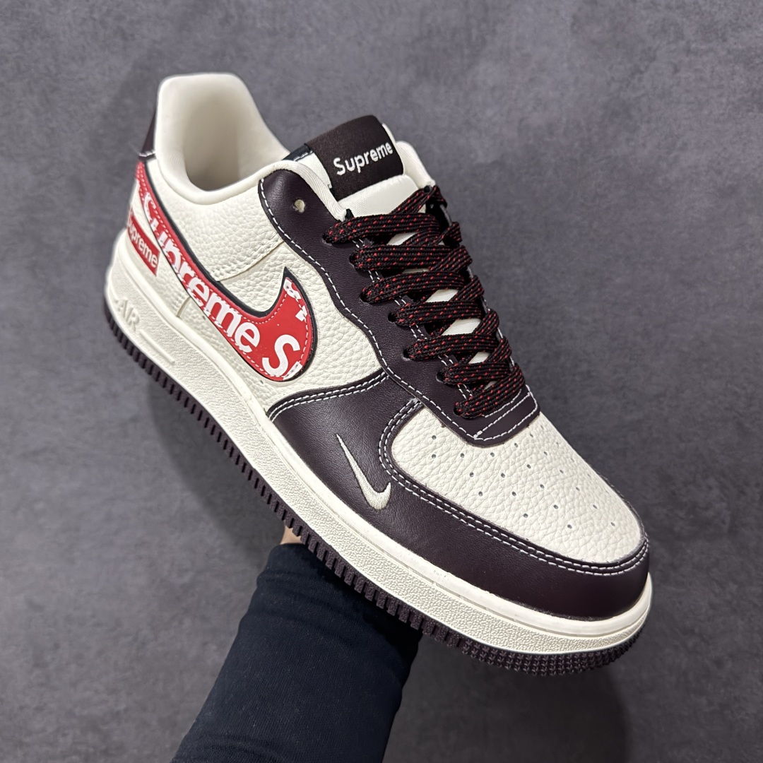 图片[3]-【定制版】Supreme x Nike Air Force 1 Low Sup x 耐克 空军一号 低帮 棕白红 鞋身整体以米白色皮革打造搭配棕色框架覆盖层，设计独特且充满时尚感；鞋身两侧Swoosh Logo采用红色点缀，后跟装饰片使用棕色制作，鞋头处迷你Swoosh Logo白色刺绣妆点，鞋舌以Nike Swoosh Logo呈现，后跟Nike Swoosh Logo及Air辅以白色刺绣妆点，后跟侧方印有Supreme字样，彰显联名身份；最后以米白色中底搭配棕色橡胶外底完善整体设计收尾。 货号：KJ1688-019 尺码：36 36.5 37.5 38 38.5 39 40 40.5 41 42 42.5 43 44 44.5 45 编码：HXSB310320-选品中心