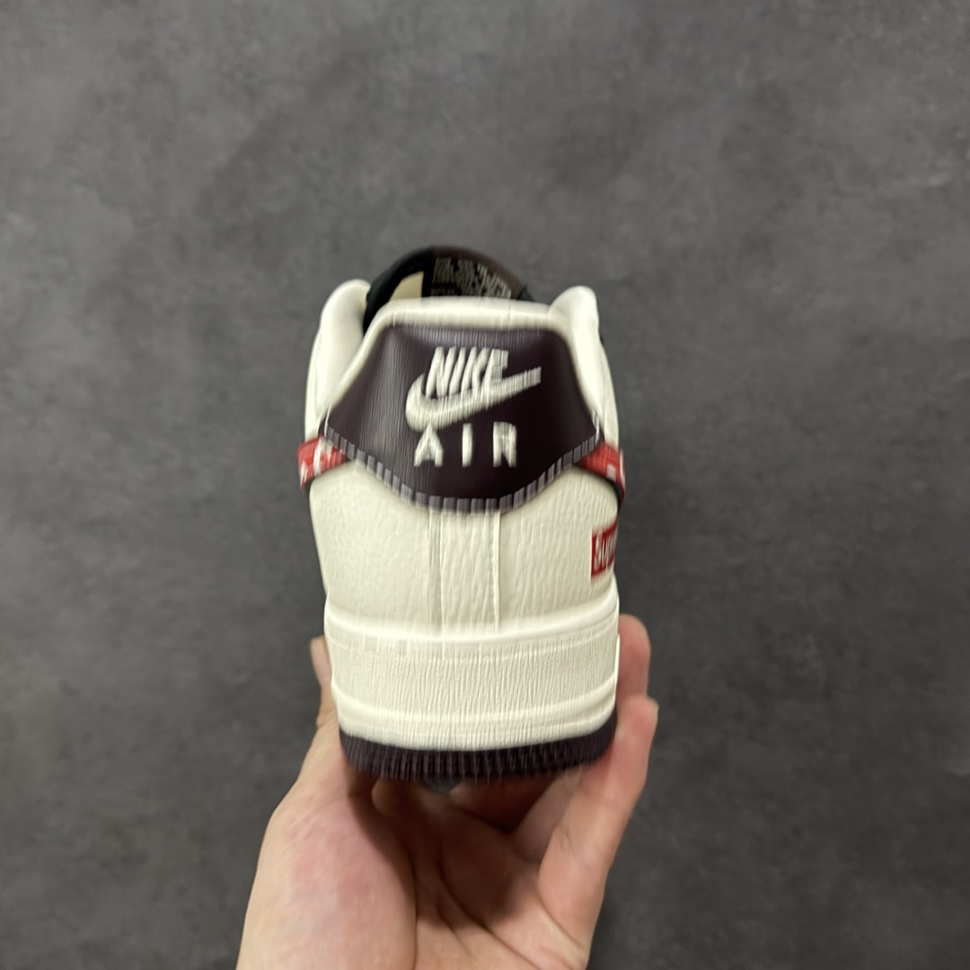 图片[4]-【定制版】Supreme x Nike Air Force 1 Low Sup x 耐克 空军一号 低帮 棕白红 鞋身整体以米白色皮革打造搭配棕色框架覆盖层，设计独特且充满时尚感；鞋身两侧Swoosh Logo采用红色点缀，后跟装饰片使用棕色制作，鞋头处迷你Swoosh Logo白色刺绣妆点，鞋舌以Nike Swoosh Logo呈现，后跟Nike Swoosh Logo及Air辅以白色刺绣妆点，后跟侧方印有Supreme字样，彰显联名身份；最后以米白色中底搭配棕色橡胶外底完善整体设计收尾。 货号：KJ1688-019 尺码：36 36.5 37.5 38 38.5 39 40 40.5 41 42 42.5 43 44 44.5 45 编码：HXSB310320-选品中心