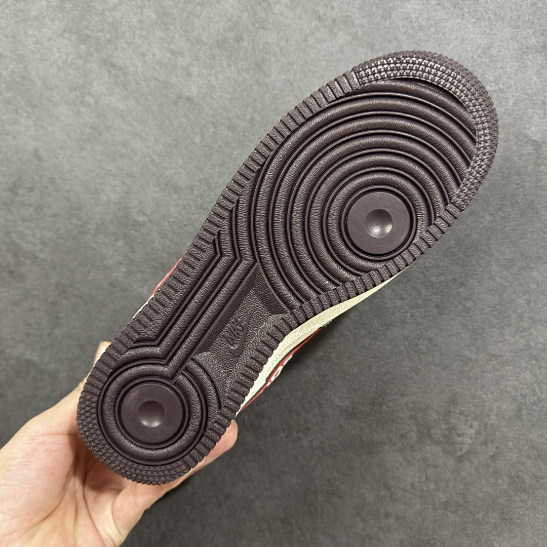 图片[9]-【定制版】Supreme x Nike Air Force 1 Low Sup x 耐克 空军一号 低帮 棕白红 鞋身整体以米白色皮革打造搭配棕色框架覆盖层，设计独特且充满时尚感；鞋身两侧Swoosh Logo采用红色点缀，后跟装饰片使用棕色制作，鞋头处迷你Swoosh Logo白色刺绣妆点，鞋舌以Nike Swoosh Logo呈现，后跟Nike Swoosh Logo及Air辅以白色刺绣妆点，后跟侧方印有Supreme字样，彰显联名身份；最后以米白色中底搭配棕色橡胶外底完善整体设计收尾。 货号：KJ1688-019 尺码：36 36.5 37.5 38 38.5 39 40 40.5 41 42 42.5 43 44 44.5 45 编码：HXSB310320-选品中心