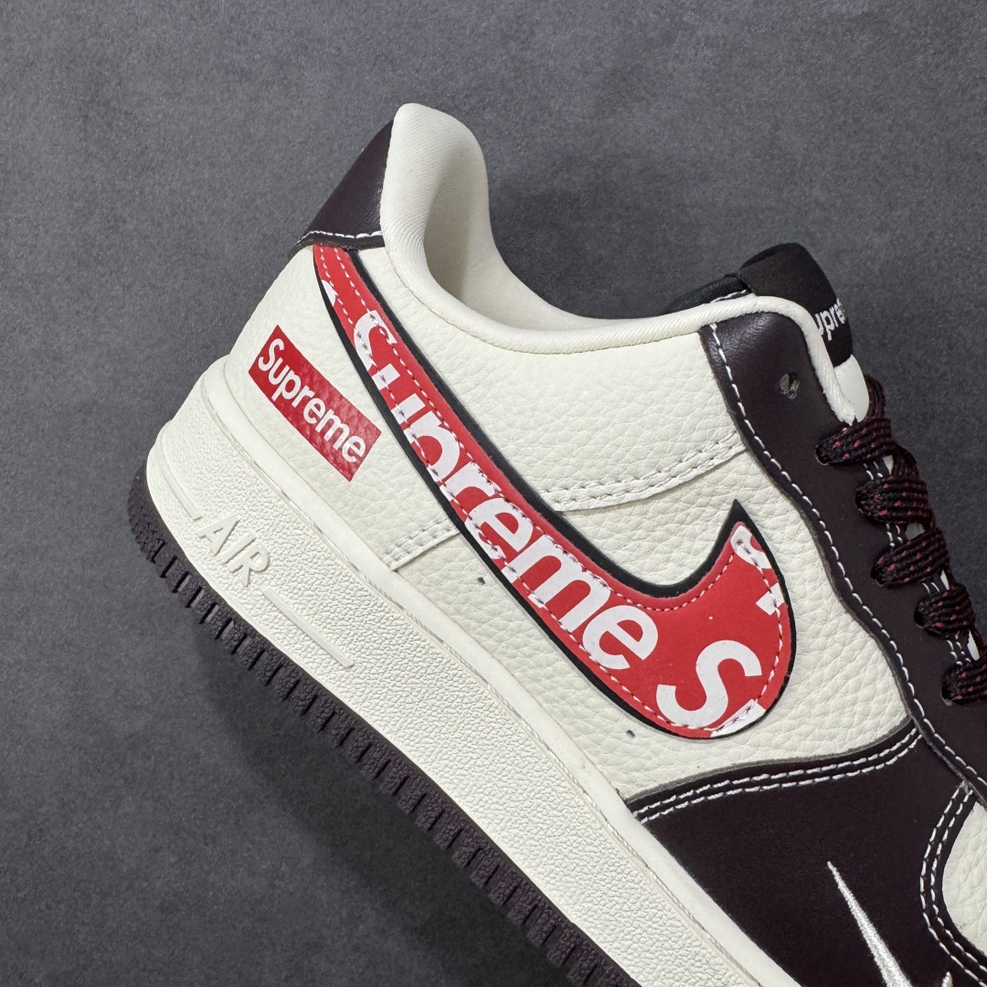 图片[6]-【定制版】Supreme x Nike Air Force 1 Low Sup x 耐克 空军一号 低帮 棕白红 鞋身整体以米白色皮革打造搭配棕色框架覆盖层，设计独特且充满时尚感；鞋身两侧Swoosh Logo采用红色点缀，后跟装饰片使用棕色制作，鞋头处迷你Swoosh Logo白色刺绣妆点，鞋舌以Nike Swoosh Logo呈现，后跟Nike Swoosh Logo及Air辅以白色刺绣妆点，后跟侧方印有Supreme字样，彰显联名身份；最后以米白色中底搭配棕色橡胶外底完善整体设计收尾。 货号：KJ1688-019 尺码：36 36.5 37.5 38 38.5 39 40 40.5 41 42 42.5 43 44 44.5 45 编码：HXSB310320-选品中心