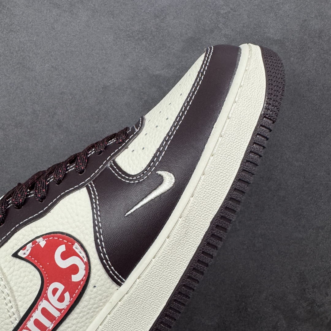 图片[5]-【定制版】Supreme x Nike Air Force 1 Low Sup x 耐克 空军一号 低帮 棕白红 鞋身整体以米白色皮革打造搭配棕色框架覆盖层，设计独特且充满时尚感；鞋身两侧Swoosh Logo采用红色点缀，后跟装饰片使用棕色制作，鞋头处迷你Swoosh Logo白色刺绣妆点，鞋舌以Nike Swoosh Logo呈现，后跟Nike Swoosh Logo及Air辅以白色刺绣妆点，后跟侧方印有Supreme字样，彰显联名身份；最后以米白色中底搭配棕色橡胶外底完善整体设计收尾。 货号：KJ1688-019 尺码：36 36.5 37.5 38 38.5 39 40 40.5 41 42 42.5 43 44 44.5 45 编码：HXSB310320-选品中心