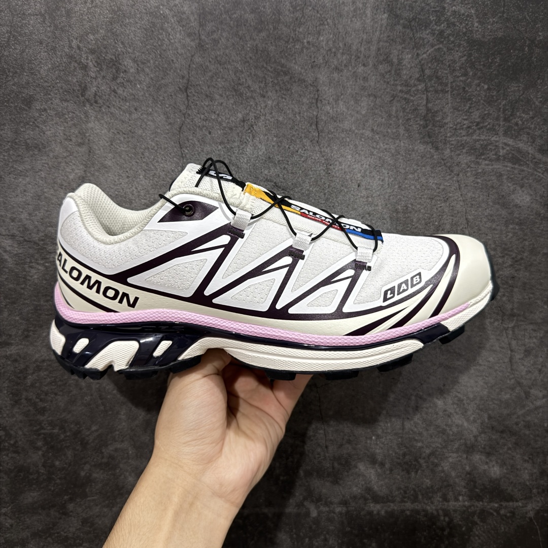 【S版纯原】SALOMON XT-6 萨洛蒙潮流越野机能户外功能鞋 米粉色 478646 全新版本出货 好货不怕晚 品质 细节 材料都是肉眼可以见! 售前售后也是其它工厂无法匹敌! 纯原外贸平台特供订单 耗时半年巨作 全套原纸板楦头开发 原厂特供网布配套加持 确保原汁原味 完美呈现版型 原档数据独家私模五层组合大底 原装Ortholite轻量化鞋垫 中底布带钢印编号 原厂TPU锁扣 进口港宝加持 后跟自然饱满 还原公司包裹性 鞋面以“锯齿”状的包裹系统呈现 在基色底之下加入了各种色点缀 将公司的最新技术和时尚前卫的造型融入耐用的长跑款式中 鞋面由 TPU 薄膜制成 并焊接在高耐磨网眼上 使其既时尚又坚固 由 ACS底盘支撑 可增强稳定性和支撑力 以及由橡胶凸耳 Contragrip外底覆盖的 EVA 缓冲中底 旨在应对崎岖的地形 鞋舌上的彩色Salomon 标签、Quicklace 系统以及鞋头、鞋舌和鞋跟上的附加品牌使细节更加完美 让穿着者可以轻松驾驭户外与通勤下的任何运动生活场景 无缝鞋身户外随意纵横 颜值与脚感兼备 出街通勤 绝对非常吸睛 你值得拥有 尺码:36 36.5 37.5 38 38.5 39 40 40.5 41 42 42.5 43 44 44.5 45-选品中心