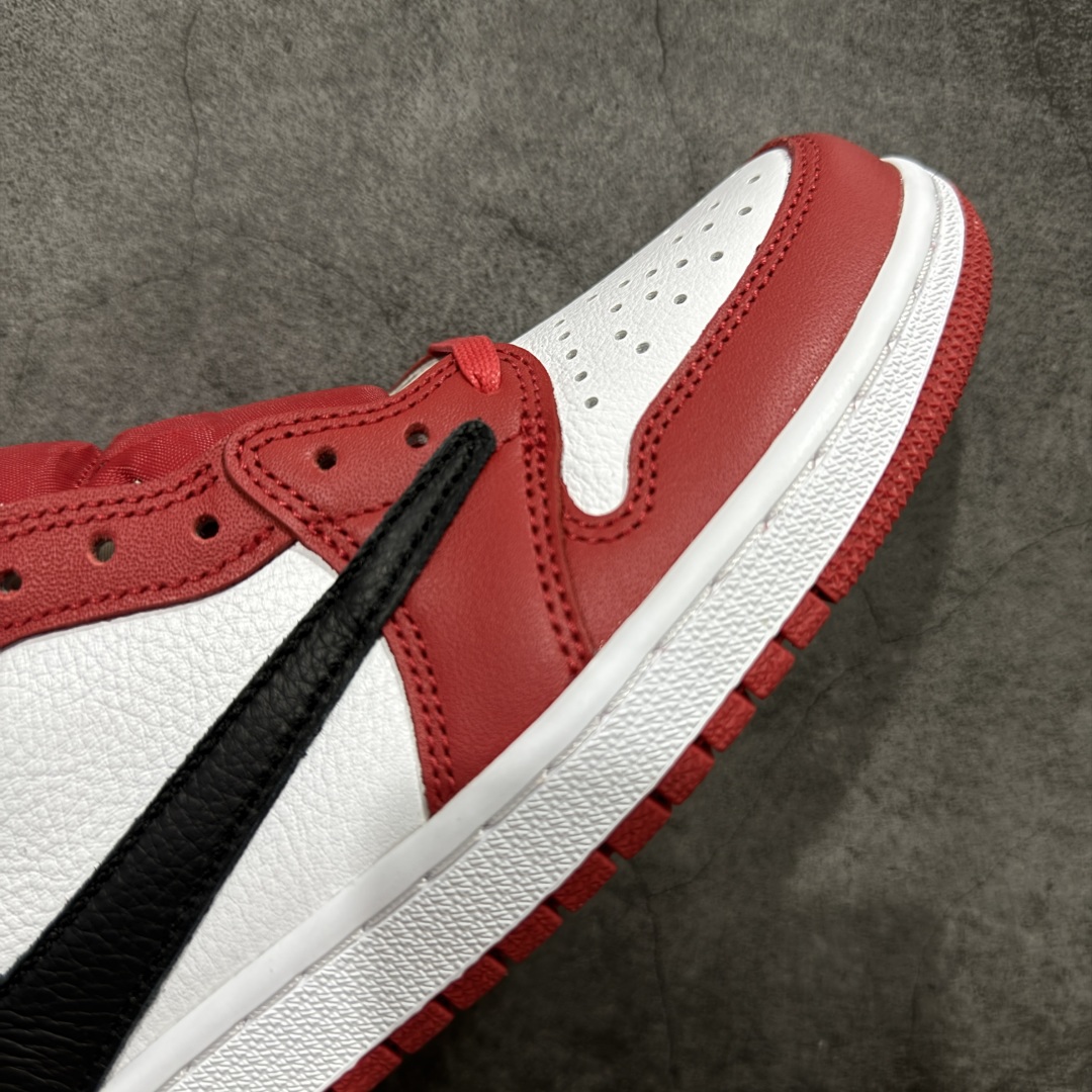 图片[6]-【莞顶LJR版本】Travis Scott x Air Jordan AJ1 Low OG SP TS联名倒钩低帮 DM7866-101 市场风向标版本 圈内最强倒钩系列 高端零售裸鞋圈特供批次 产品品控稳定性领先行业 SZ原厂全套原楦原纸板冲刀磨具开发 原厂皮料加持 原厂港宝加持定型后跟R度完美 同源原厂电绣 鬼脸飞翼针数密度立体效果一致 百分百一致原鞋 原厂拉帮工艺 针距密度一致 后跟弧度收口自然不对折 极致一眼正品既视感 进口玻璃冲刀皮料裁剪零毛边 全鞋电脑针车工艺 品控清洁度最高QC检验标准 免检产品 原厂订购鞋盒、鞋标、防尘纸、鞋撑、鞋带 追求极致的原厂味道 尺码：36 36.5 37.5 38 38.5 39 40 40.5 41 42 42.5 43 44 44.5 45 45.5 46 47.5 48.5-选品中心