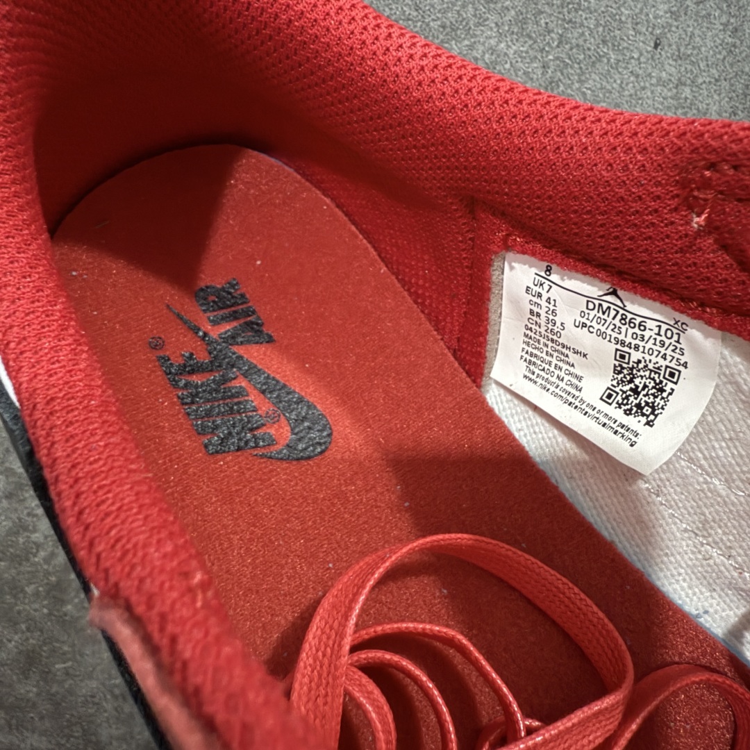 图片[8]-【莞顶LJR版本】Travis Scott x Air Jordan AJ1 Low OG SP TS联名倒钩低帮 DM7866-101 市场风向标版本 圈内最强倒钩系列 高端零售裸鞋圈特供批次 产品品控稳定性领先行业 SZ原厂全套原楦原纸板冲刀磨具开发 原厂皮料加持 原厂港宝加持定型后跟R度完美 同源原厂电绣 鬼脸飞翼针数密度立体效果一致 百分百一致原鞋 原厂拉帮工艺 针距密度一致 后跟弧度收口自然不对折 极致一眼正品既视感 进口玻璃冲刀皮料裁剪零毛边 全鞋电脑针车工艺 品控清洁度最高QC检验标准 免检产品 原厂订购鞋盒、鞋标、防尘纸、鞋撑、鞋带 追求极致的原厂味道 尺码：36 36.5 37.5 38 38.5 39 40 40.5 41 42 42.5 43 44 44.5 45 45.5 46 47.5 48.5-选品中心