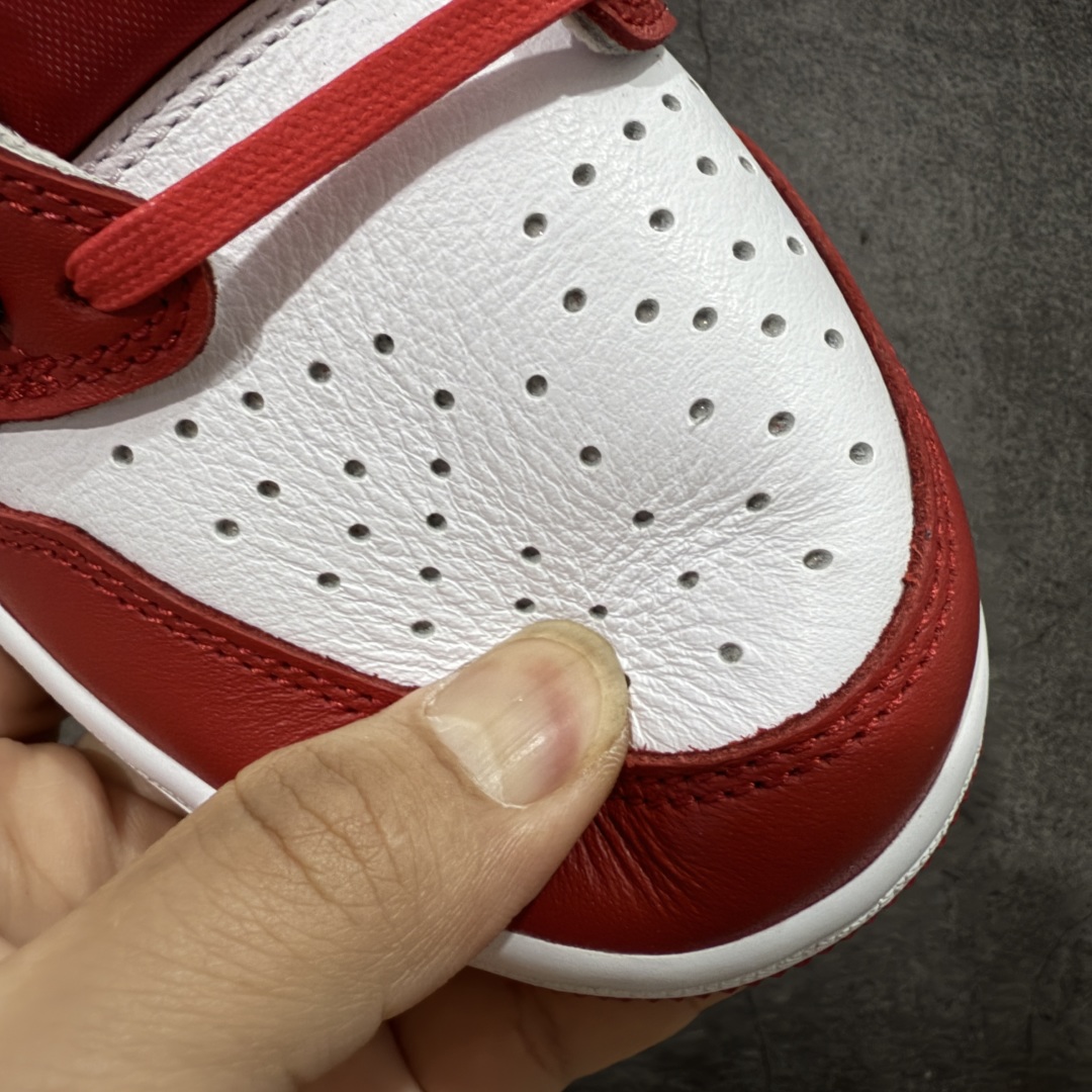 图片[5]-【莞顶LJR版本】Travis Scott x Air Jordan AJ1 Low OG SP TS联名倒钩低帮 DM7866-101 市场风向标版本 圈内最强倒钩系列 高端零售裸鞋圈特供批次 产品品控稳定性领先行业 SZ原厂全套原楦原纸板冲刀磨具开发 原厂皮料加持 原厂港宝加持定型后跟R度完美 同源原厂电绣 鬼脸飞翼针数密度立体效果一致 百分百一致原鞋 原厂拉帮工艺 针距密度一致 后跟弧度收口自然不对折 极致一眼正品既视感 进口玻璃冲刀皮料裁剪零毛边 全鞋电脑针车工艺 品控清洁度最高QC检验标准 免检产品 原厂订购鞋盒、鞋标、防尘纸、鞋撑、鞋带 追求极致的原厂味道 尺码：36 36.5 37.5 38 38.5 39 40 40.5 41 42 42.5 43 44 44.5 45 45.5 46 47.5 48.5-选品中心