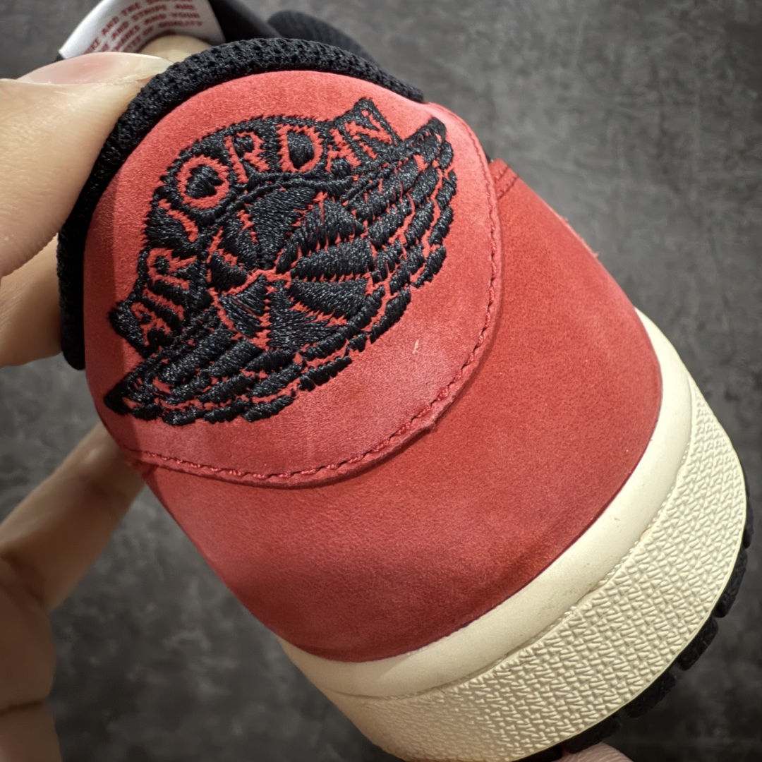 图片[2]-【莞顶LJR版本】Travis Scott x Air Jordan AJ1 Low OG SP TS联名倒钩低帮 DM7866-061 市场风向标版本 圈内最强倒钩系列 高端零售裸鞋圈特供批次 产品品控稳定性领先行业 SZ原厂全套原楦原纸板冲刀磨具开发 原厂皮料加持 原厂港宝加持定型后跟R度完美 同源原厂电绣 鬼脸飞翼针数密度立体效果一致 百分百一致原鞋 原厂拉帮工艺 针距密度一致 后跟弧度收口自然不对折 极致一眼正品既视感 进口玻璃冲刀皮料裁剪零毛边 全鞋电脑针车工艺 品控清洁度最高QC检验标准 免检产品 原厂订购鞋盒、鞋标、防尘纸、鞋撑、鞋带 追求极致的原厂味道 尺码：36 36.5 37.5 38 38.5 39 40 40.5 41 42 42.5 43 44 44.5 45 45.5 46 47.5 48.5-选品中心