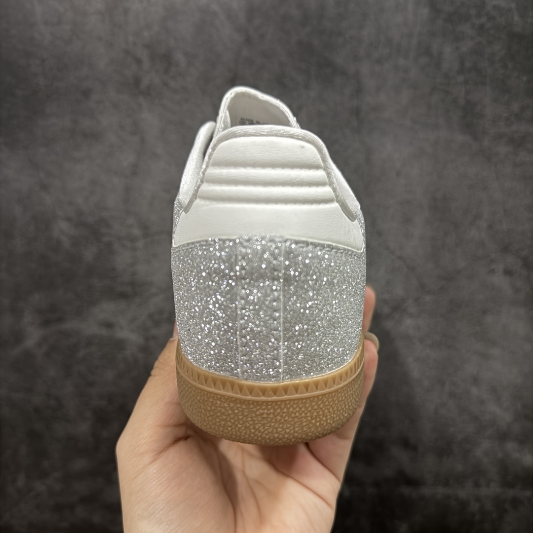 图片[4]-【纳帕软皮版】AD Original Gazelle Trainers 瞪羚室内鞋系列低帮复古百搭休闲运动德训风板鞋 KI6264 高端零售特供批次 原厂定制长毛翻毛皮组合环保纤维革鞋面材质 内置环保海玻璃鞋垫 外置RB橡胶大底 产品品控稳定性领先行业 原厂全套原楦原纸板冲刀磨具开发 原厂皮料加持 原厂港宝加持定型后跟R度完美 将复古进行到底 简约流畅 三十年不变经典 这款Gazelle运动鞋 无论面料、配色、质感或设计 都只在重现其1991年原款的经典 皮革鞋面 撞色三条纹和鞋跟标的设计 力求呈现90年代的经典复古风潮 Samba火热的同时 也带动了其它的复古鞋型 Gazelle便是其中一只 Gazelle Indoor拥有包边更宽的T字型鞋头 更好的保护运动员的前掌 浓浓的复古氛围感 非常适合现在流行的Cleanfit风格 尺码：35.5 36 36⅔ 37⅓ 38 38⅔ 39⅓ 40 40⅔ 41⅓ 42 42⅔ 43⅓ 44 44⅔ 45 46 47-选品中心