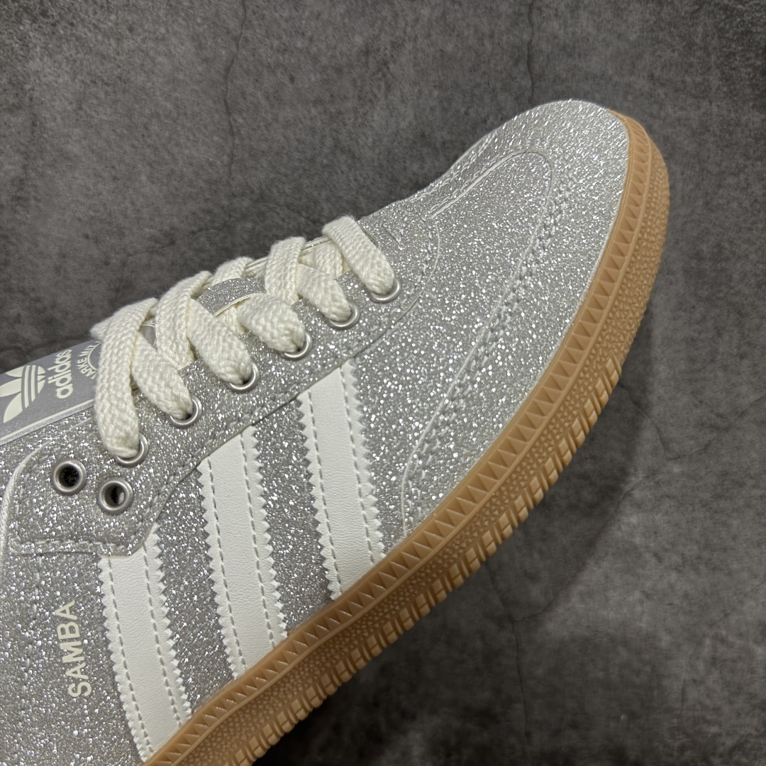 图片[6]-【纳帕软皮版】AD Original Gazelle Trainers 瞪羚室内鞋系列低帮复古百搭休闲运动德训风板鞋 KI6264 高端零售特供批次 原厂定制长毛翻毛皮组合环保纤维革鞋面材质 内置环保海玻璃鞋垫 外置RB橡胶大底 产品品控稳定性领先行业 原厂全套原楦原纸板冲刀磨具开发 原厂皮料加持 原厂港宝加持定型后跟R度完美 将复古进行到底 简约流畅 三十年不变经典 这款Gazelle运动鞋 无论面料、配色、质感或设计 都只在重现其1991年原款的经典 皮革鞋面 撞色三条纹和鞋跟标的设计 力求呈现90年代的经典复古风潮 Samba火热的同时 也带动了其它的复古鞋型 Gazelle便是其中一只 Gazelle Indoor拥有包边更宽的T字型鞋头 更好的保护运动员的前掌 浓浓的复古氛围感 非常适合现在流行的Cleanfit风格 尺码：35.5 36 36⅔ 37⅓ 38 38⅔ 39⅓ 40 40⅔ 41⅓ 42 42⅔ 43⅓ 44 44⅔ 45 46 47-选品中心