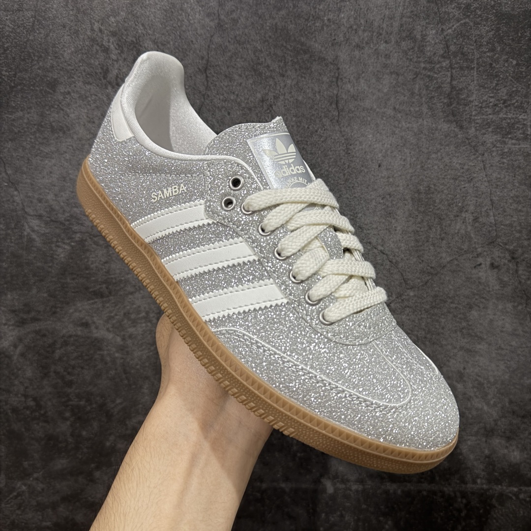 图片[3]-【纳帕软皮版】AD Original Gazelle Trainers 瞪羚室内鞋系列低帮复古百搭休闲运动德训风板鞋 KI6264 高端零售特供批次 原厂定制长毛翻毛皮组合环保纤维革鞋面材质 内置环保海玻璃鞋垫 外置RB橡胶大底 产品品控稳定性领先行业 原厂全套原楦原纸板冲刀磨具开发 原厂皮料加持 原厂港宝加持定型后跟R度完美 将复古进行到底 简约流畅 三十年不变经典 这款Gazelle运动鞋 无论面料、配色、质感或设计 都只在重现其1991年原款的经典 皮革鞋面 撞色三条纹和鞋跟标的设计 力求呈现90年代的经典复古风潮 Samba火热的同时 也带动了其它的复古鞋型 Gazelle便是其中一只 Gazelle Indoor拥有包边更宽的T字型鞋头 更好的保护运动员的前掌 浓浓的复古氛围感 非常适合现在流行的Cleanfit风格 尺码：35.5 36 36⅔ 37⅓ 38 38⅔ 39⅓ 40 40⅔ 41⅓ 42 42⅔ 43⅓ 44 44⅔ 45 46 47-选品中心