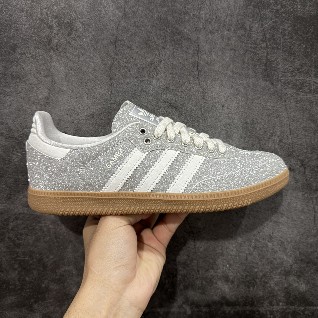 【纳帕软皮版】AD Original Gazelle Trainers 瞪羚室内鞋系列低帮复古百搭休闲运动德训风板鞋 KI6264 高端零售特供批次 原厂定制长毛翻毛皮组合环保纤维革鞋面材质 内置环保海玻璃鞋垫 外置RB橡胶大底 产品品控稳定性领先行业 原厂全套原楦原纸板冲刀磨具开发 原厂皮料加持 原厂港宝加持定型后跟R度完美 将复古进行到底 简约流畅 三十年不变经典 这款Gazelle运动鞋 无论面料、配色、质感或设计 都只在重现其1991年原款的经典 皮革鞋面 撞色三条纹和鞋跟标的设计 力求呈现90年代的经典复古风潮 Samba火热的同时 也带动了其它的复古鞋型 Gazelle便是其中一只 Gazelle Indoor拥有包边更宽的T字型鞋头 更好的保护运动员的前掌 浓浓的复古氛围感 非常适合现在流行的Cleanfit风格 尺码:35.5 36 36⅔ 37⅓ 38 38⅔ 39⅓ 40 40⅔ 41⅓ 42 42⅔ 43⅓ 44 44⅔ 45 46 47-选品中心