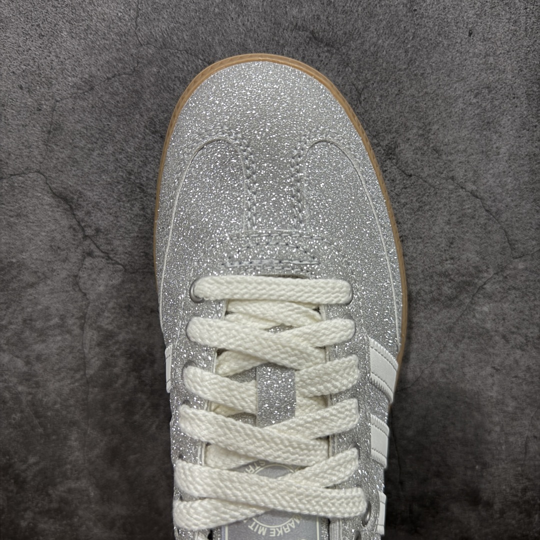 图片[5]-【纳帕软皮版】AD Original Gazelle Trainers 瞪羚室内鞋系列低帮复古百搭休闲运动德训风板鞋 KI6264 高端零售特供批次 原厂定制长毛翻毛皮组合环保纤维革鞋面材质 内置环保海玻璃鞋垫 外置RB橡胶大底 产品品控稳定性领先行业 原厂全套原楦原纸板冲刀磨具开发 原厂皮料加持 原厂港宝加持定型后跟R度完美 将复古进行到底 简约流畅 三十年不变经典 这款Gazelle运动鞋 无论面料、配色、质感或设计 都只在重现其1991年原款的经典 皮革鞋面 撞色三条纹和鞋跟标的设计 力求呈现90年代的经典复古风潮 Samba火热的同时 也带动了其它的复古鞋型 Gazelle便是其中一只 Gazelle Indoor拥有包边更宽的T字型鞋头 更好的保护运动员的前掌 浓浓的复古氛围感 非常适合现在流行的Cleanfit风格 尺码：35.5 36 36⅔ 37⅓ 38 38⅔ 39⅓ 40 40⅔ 41⅓ 42 42⅔ 43⅓ 44 44⅔ 45 46 47-选品中心