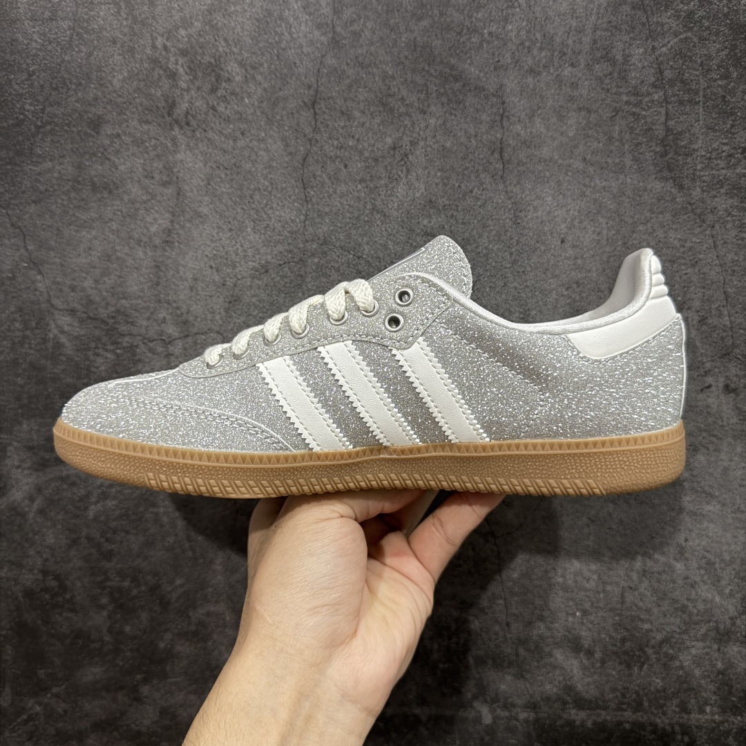 图片[2]-【纳帕软皮版】AD Original Gazelle Trainers 瞪羚室内鞋系列低帮复古百搭休闲运动德训风板鞋 KI6264 高端零售特供批次 原厂定制长毛翻毛皮组合环保纤维革鞋面材质 内置环保海玻璃鞋垫 外置RB橡胶大底 产品品控稳定性领先行业 原厂全套原楦原纸板冲刀磨具开发 原厂皮料加持 原厂港宝加持定型后跟R度完美 将复古进行到底 简约流畅 三十年不变经典 这款Gazelle运动鞋 无论面料、配色、质感或设计 都只在重现其1991年原款的经典 皮革鞋面 撞色三条纹和鞋跟标的设计 力求呈现90年代的经典复古风潮 Samba火热的同时 也带动了其它的复古鞋型 Gazelle便是其中一只 Gazelle Indoor拥有包边更宽的T字型鞋头 更好的保护运动员的前掌 浓浓的复古氛围感 非常适合现在流行的Cleanfit风格 尺码：35.5 36 36⅔ 37⅓ 38 38⅔ 39⅓ 40 40⅔ 41⅓ 42 42⅔ 43⅓ 44 44⅔ 45 46 47-选品中心