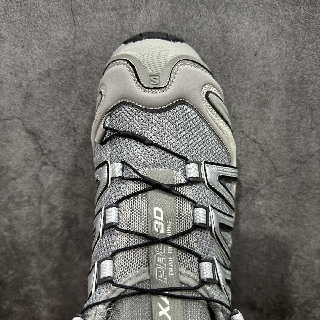 图片[5]-【纯原定制】SALOMON XA Pro 3D ADV 萨洛蒙潮流越野机能户外功能鞋 合金灰 二次元定制款 416175 全新版本出货 好货不怕晚 品质 细节 材料都是肉眼可以见！ 售前售后也是其它工厂无法匹敌！ 纯原外贸平台特供订单 耗时半年巨作 全套原纸板楦头开发 原厂特供网布配套加持 确保原汁原味 完美呈现版型 原档数据独家私模五层组合大底 男女鞋同步官方开发至46.5 原装Ortholite轻量化鞋垫 中底布带钢印编号 原厂TPU锁扣 进口港宝加持 后跟自然饱满 还原公司包裹性 鞋面采用SENSIFT贴合技术 全方位贴合包裹脚型 鞋跟部鞋底牵引设计 提供强大的抓地性能 更适应野外崎岖不平的道路 其3D ADVANCED CHASSIS底盘 材料轻量大化 钉齿设计更具稳定性 防护性 鞋底易磨损区运用CONTAGRIP高耐磨材料 应对城市硬质路面长距离跑考验 尺码：36 36.5 37.5 38 38.5 39 40 40.5 41 42 42.5 43 44 44.5 45-选品中心