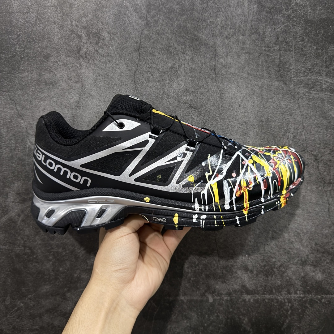 【莞产定制版】SALOMON XT-6 GTX萨洛蒙潮流越野机能户外功能鞋 流彩飞墨 474506 纯原外贸平台特供订单 耗时半年巨作 全套原纸板楦头开发 原厂特供网布配套加持 确保原汁原味 完美呈现版型 原档数据独家私模五层组合大底 原装Ortholite轻量化鞋垫 中底布带钢印编号 原厂TPU锁扣 进口港宝加持 后跟自然饱满 还原公司包裹性 鞋面以“锯齿”状的包裹系统呈现 在基色底之下加入了各种色点缀 将公司的最新技术和时尚前卫的造型融入耐用的长跑款式中 鞋面由 TPU 薄膜制成 并焊接在高耐磨网眼上 使其既时尚又坚固 由 ACS底盘支撑 可增强稳定性和支撑力 以及由橡胶凸耳 Contragrip外底覆盖的 EVA 缓冲中底 旨在应对崎岖的地形 鞋舌上的彩色Salomon 标签、Quicklace 系统以及鞋头、鞋舌和鞋跟上的附加品牌使细节更加完美 让穿着者可以轻松驾驭户外与通勤下的任何运动生活场景 无缝鞋身户外随意纵横 颜值与脚感兼备 出街通勤 绝对非常吸睛 你值得拥有 尺码:37-45-选品中心