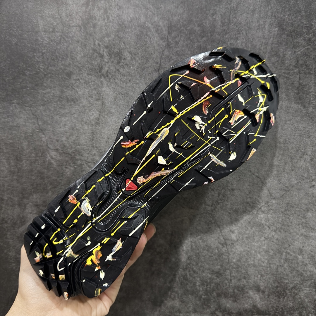 图片[9]-【莞产定制版】SALOMON XT-6 GTX萨洛蒙潮流越野机能户外功能鞋 流彩飞墨 474506 纯原外贸平台特供订单 耗时半年巨作 全套原纸板楦头开发 原厂特供网布配套加持 确保原汁原味 完美呈现版型 原档数据独家私模五层组合大底 原装Ortholite轻量化鞋垫 中底布带钢印编号 原厂TPU锁扣 进口港宝加持 后跟自然饱满 还原公司包裹性 鞋面以“锯齿”状的包裹系统呈现 在基色底之下加入了各种色点缀 将公司的最新技术和时尚前卫的造型融入耐用的长跑款式中 鞋面由 TPU 薄膜制成 并焊接在高耐磨网眼上 使其既时尚又坚固 由 ACS底盘支撑 可增强稳定性和支撑力 以及由橡胶凸耳 Contragrip外底覆盖的 EVA 缓冲中底 旨在应对崎岖的地形 鞋舌上的彩色Salomon 标签、Quicklace 系统以及鞋头、鞋舌和鞋跟上的附加品牌使细节更加完美 让穿着者可以轻松驾驭户外与通勤下的任何运动生活场景 无缝鞋身户外随意纵横 颜值与脚感兼备 出街通勤 绝对非常吸睛 你值得拥有 尺码：37-45-选品中心