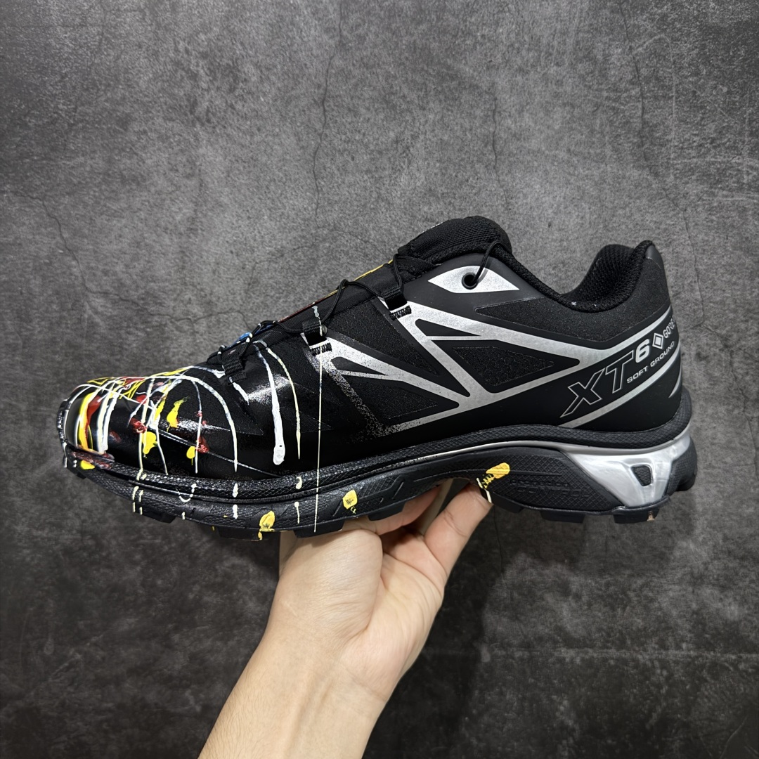 图片[2]-【莞产定制版】SALOMON XT-6 GTX萨洛蒙潮流越野机能户外功能鞋 流彩飞墨 474506 纯原外贸平台特供订单 耗时半年巨作 全套原纸板楦头开发 原厂特供网布配套加持 确保原汁原味 完美呈现版型 原档数据独家私模五层组合大底 原装Ortholite轻量化鞋垫 中底布带钢印编号 原厂TPU锁扣 进口港宝加持 后跟自然饱满 还原公司包裹性 鞋面以“锯齿”状的包裹系统呈现 在基色底之下加入了各种色点缀 将公司的最新技术和时尚前卫的造型融入耐用的长跑款式中 鞋面由 TPU 薄膜制成 并焊接在高耐磨网眼上 使其既时尚又坚固 由 ACS底盘支撑 可增强稳定性和支撑力 以及由橡胶凸耳 Contragrip外底覆盖的 EVA 缓冲中底 旨在应对崎岖的地形 鞋舌上的彩色Salomon 标签、Quicklace 系统以及鞋头、鞋舌和鞋跟上的附加品牌使细节更加完美 让穿着者可以轻松驾驭户外与通勤下的任何运动生活场景 无缝鞋身户外随意纵横 颜值与脚感兼备 出街通勤 绝对非常吸睛 你值得拥有 尺码：37-45-选品中心