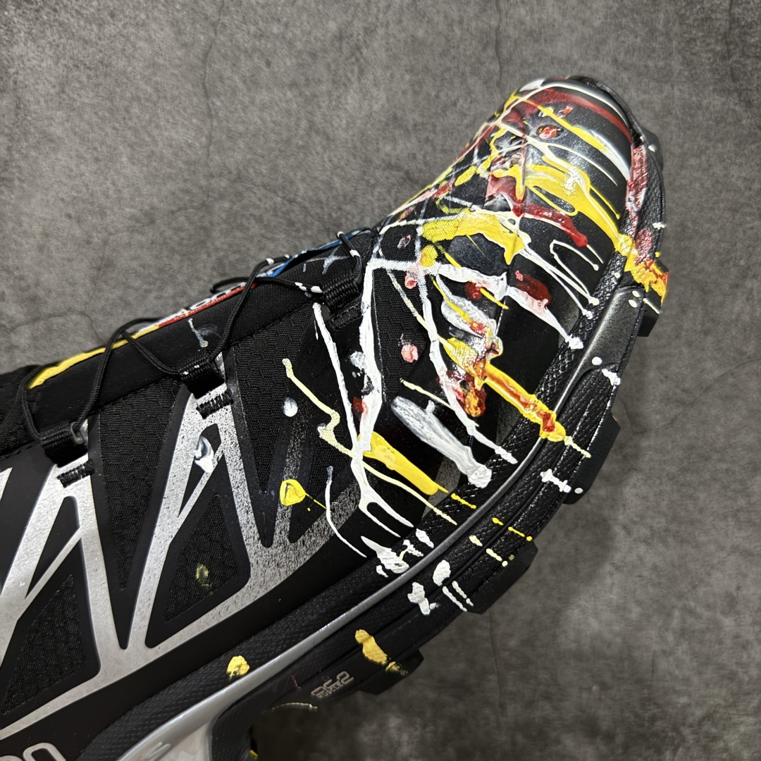 图片[6]-【莞产定制版】SALOMON XT-6 GTX萨洛蒙潮流越野机能户外功能鞋 流彩飞墨 474506 纯原外贸平台特供订单 耗时半年巨作 全套原纸板楦头开发 原厂特供网布配套加持 确保原汁原味 完美呈现版型 原档数据独家私模五层组合大底 原装Ortholite轻量化鞋垫 中底布带钢印编号 原厂TPU锁扣 进口港宝加持 后跟自然饱满 还原公司包裹性 鞋面以“锯齿”状的包裹系统呈现 在基色底之下加入了各种色点缀 将公司的最新技术和时尚前卫的造型融入耐用的长跑款式中 鞋面由 TPU 薄膜制成 并焊接在高耐磨网眼上 使其既时尚又坚固 由 ACS底盘支撑 可增强稳定性和支撑力 以及由橡胶凸耳 Contragrip外底覆盖的 EVA 缓冲中底 旨在应对崎岖的地形 鞋舌上的彩色Salomon 标签、Quicklace 系统以及鞋头、鞋舌和鞋跟上的附加品牌使细节更加完美 让穿着者可以轻松驾驭户外与通勤下的任何运动生活场景 无缝鞋身户外随意纵横 颜值与脚感兼备 出街通勤 绝对非常吸睛 你值得拥有 尺码：37-45-选品中心