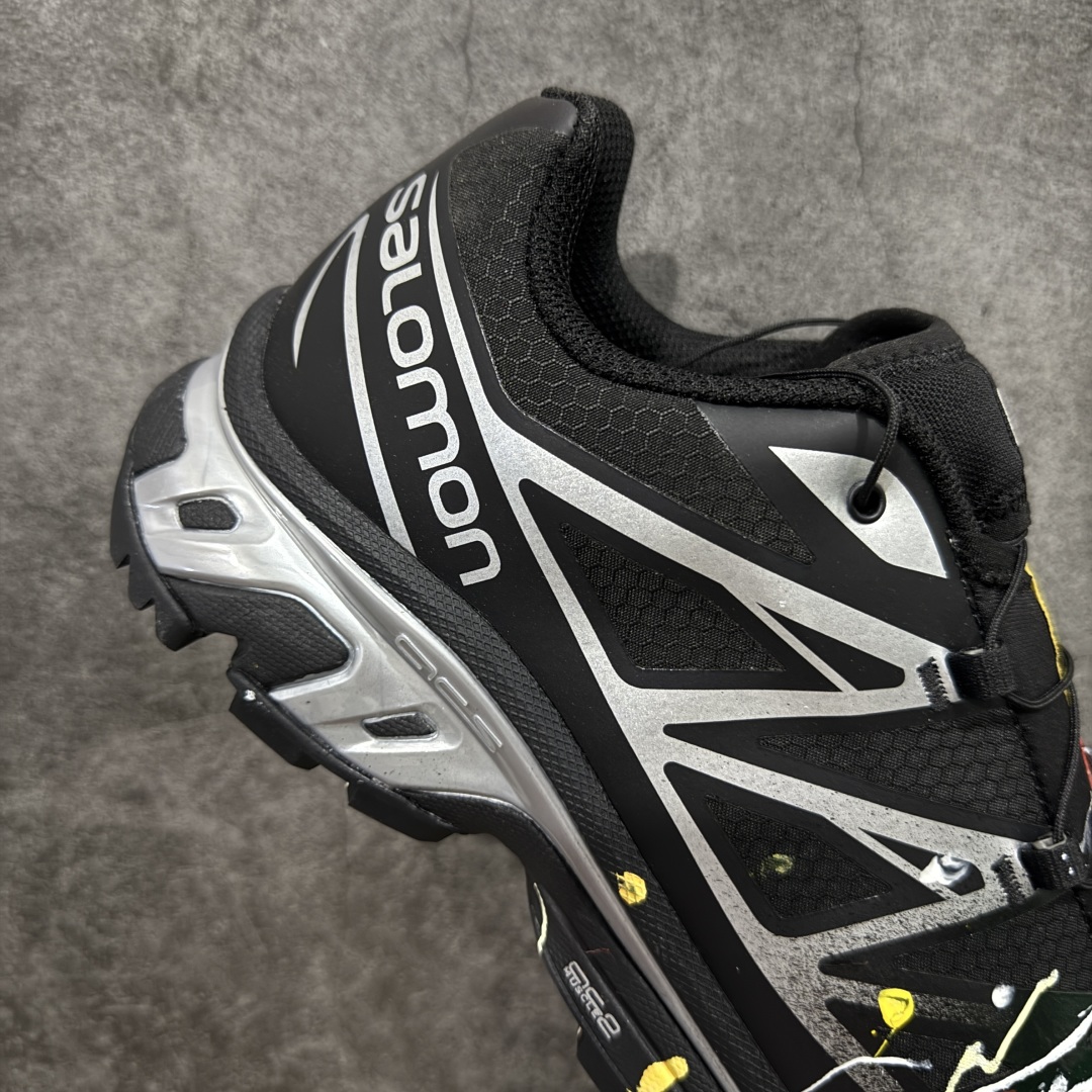 图片[7]-【莞产定制版】SALOMON XT-6 GTX萨洛蒙潮流越野机能户外功能鞋 流彩飞墨 474506 纯原外贸平台特供订单 耗时半年巨作 全套原纸板楦头开发 原厂特供网布配套加持 确保原汁原味 完美呈现版型 原档数据独家私模五层组合大底 原装Ortholite轻量化鞋垫 中底布带钢印编号 原厂TPU锁扣 进口港宝加持 后跟自然饱满 还原公司包裹性 鞋面以“锯齿”状的包裹系统呈现 在基色底之下加入了各种色点缀 将公司的最新技术和时尚前卫的造型融入耐用的长跑款式中 鞋面由 TPU 薄膜制成 并焊接在高耐磨网眼上 使其既时尚又坚固 由 ACS底盘支撑 可增强稳定性和支撑力 以及由橡胶凸耳 Contragrip外底覆盖的 EVA 缓冲中底 旨在应对崎岖的地形 鞋舌上的彩色Salomon 标签、Quicklace 系统以及鞋头、鞋舌和鞋跟上的附加品牌使细节更加完美 让穿着者可以轻松驾驭户外与通勤下的任何运动生活场景 无缝鞋身户外随意纵横 颜值与脚感兼备 出街通勤 绝对非常吸睛 你值得拥有 尺码：37-45-选品中心