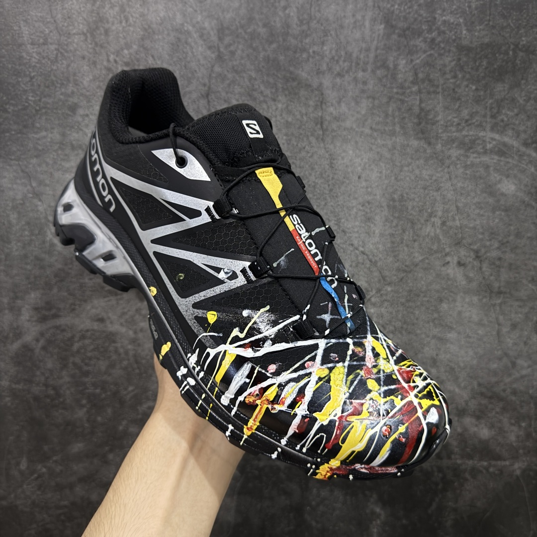 图片[3]-【莞产定制版】SALOMON XT-6 GTX萨洛蒙潮流越野机能户外功能鞋 流彩飞墨 474506 纯原外贸平台特供订单 耗时半年巨作 全套原纸板楦头开发 原厂特供网布配套加持 确保原汁原味 完美呈现版型 原档数据独家私模五层组合大底 原装Ortholite轻量化鞋垫 中底布带钢印编号 原厂TPU锁扣 进口港宝加持 后跟自然饱满 还原公司包裹性 鞋面以“锯齿”状的包裹系统呈现 在基色底之下加入了各种色点缀 将公司的最新技术和时尚前卫的造型融入耐用的长跑款式中 鞋面由 TPU 薄膜制成 并焊接在高耐磨网眼上 使其既时尚又坚固 由 ACS底盘支撑 可增强稳定性和支撑力 以及由橡胶凸耳 Contragrip外底覆盖的 EVA 缓冲中底 旨在应对崎岖的地形 鞋舌上的彩色Salomon 标签、Quicklace 系统以及鞋头、鞋舌和鞋跟上的附加品牌使细节更加完美 让穿着者可以轻松驾驭户外与通勤下的任何运动生活场景 无缝鞋身户外随意纵横 颜值与脚感兼备 出街通勤 绝对非常吸睛 你值得拥有 尺码：37-45-选品中心