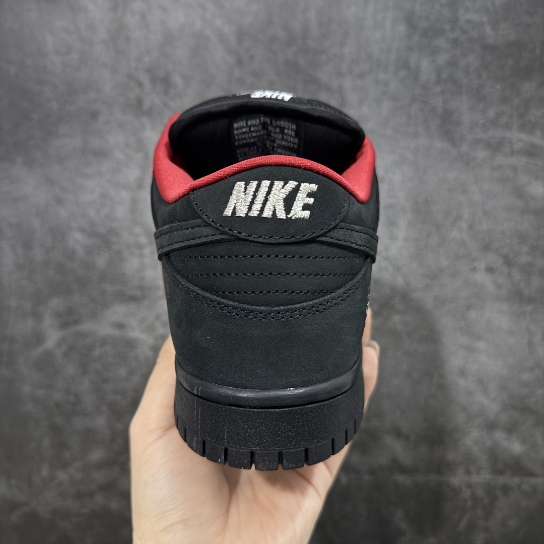 图片[4]-【Top纯原 】Supreme x Nk Dunk SB Dunk Low 舒适 防滑耐磨低帮板鞋 男女同款 黑红色 HQ8487-001 独家原厂航空铝磨具打磨大底 鞋头坡度极致还原 原盒原配 圈内天花板工艺 原厂冲刀 超高清洁度 全鞋零毛边皮料切割 全套原楦原模倾力打造完美版型 采用原厂百宏鞋带以及原厂百宏织唛舌标 内标可供原厂几率过验 原厂中底布黄色点胶 原厂中底布拉帮走线遵循公司‼️ 尺码：40 40.5 41 42 42.5 43 44 44.5 45 46 47.5-选品中心