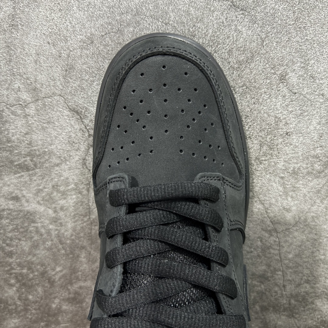 图片[5]-【Top纯原 】Supreme x Nk Dunk SB Dunk Low 舒适 防滑耐磨低帮板鞋 男女同款 黑红色 HQ8487-001 独家原厂航空铝磨具打磨大底 鞋头坡度极致还原 原盒原配 圈内天花板工艺 原厂冲刀 超高清洁度 全鞋零毛边皮料切割 全套原楦原模倾力打造完美版型 采用原厂百宏鞋带以及原厂百宏织唛舌标 内标可供原厂几率过验 原厂中底布黄色点胶 原厂中底布拉帮走线遵循公司‼️ 尺码：40 40.5 41 42 42.5 43 44 44.5 45 46 47.5-选品中心