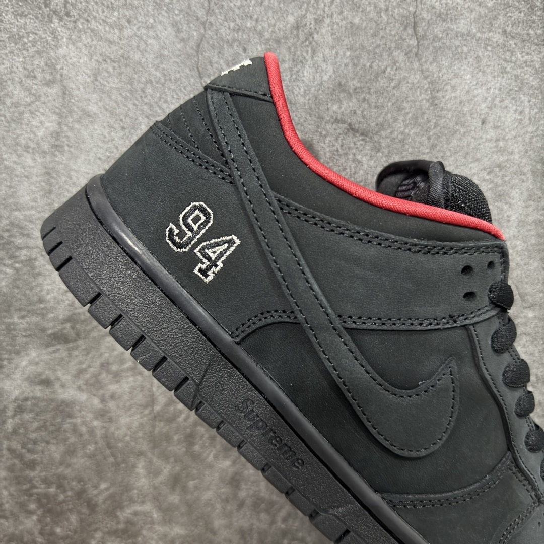 图片[7]-【Top纯原 】Supreme x Nk Dunk SB Dunk Low 舒适 防滑耐磨低帮板鞋 男女同款 黑红色 HQ8487-001 独家原厂航空铝磨具打磨大底 鞋头坡度极致还原 原盒原配 圈内天花板工艺 原厂冲刀 超高清洁度 全鞋零毛边皮料切割 全套原楦原模倾力打造完美版型 采用原厂百宏鞋带以及原厂百宏织唛舌标 内标可供原厂几率过验 原厂中底布黄色点胶 原厂中底布拉帮走线遵循公司‼️ 尺码：40 40.5 41 42 42.5 43 44 44.5 45 46 47.5-选品中心