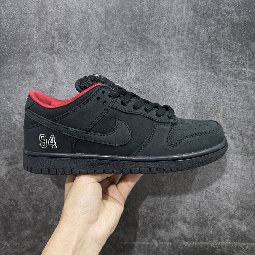 【Top纯原 】Supreme x Nk Dunk SB Dunk Low 舒适 防滑耐磨低帮板鞋 男女同款 黑红色 HQ8487-001 独家原厂航空铝磨具打磨大底 鞋头坡度极致还原 原盒原配 圈内天花板工艺 原厂冲刀 超高清洁度 全鞋零毛边皮料切割 全套原楦原模倾力打造完美版型 采用原厂百宏鞋带以及原厂百宏织唛舌标 内标可供原厂几率过验 原厂中底布黄色点胶 原厂中底布拉帮走线遵循公司‼️ 尺码:40 40.5 41 42 42.5 43 44 44.5 45 46 47.5-选品中心