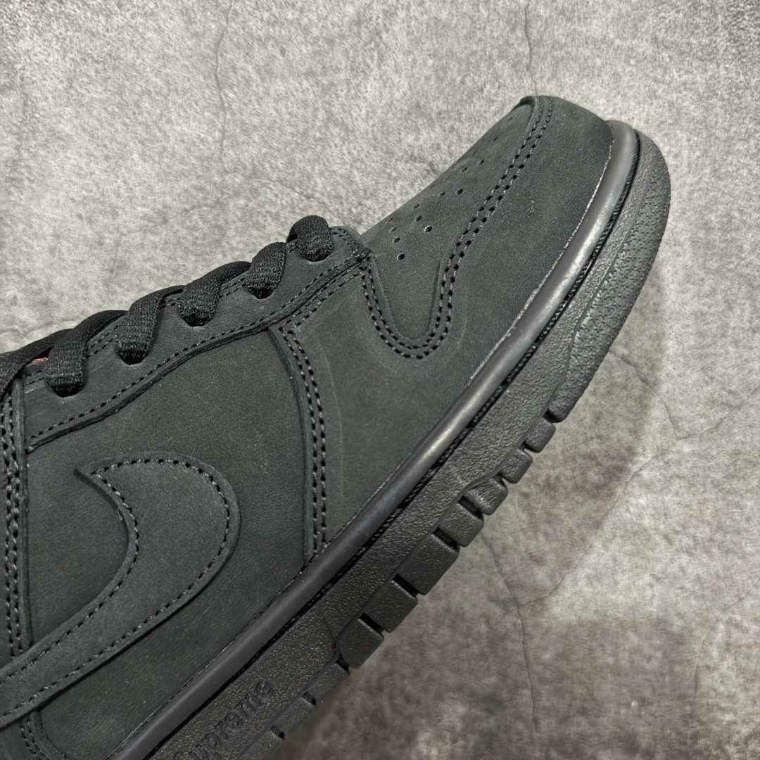 图片[6]-【Top纯原 】Supreme x Nk Dunk SB Dunk Low 舒适 防滑耐磨低帮板鞋 男女同款 黑红色 HQ8487-001 独家原厂航空铝磨具打磨大底 鞋头坡度极致还原 原盒原配 圈内天花板工艺 原厂冲刀 超高清洁度 全鞋零毛边皮料切割 全套原楦原模倾力打造完美版型 采用原厂百宏鞋带以及原厂百宏织唛舌标 内标可供原厂几率过验 原厂中底布黄色点胶 原厂中底布拉帮走线遵循公司‼️ 尺码：40 40.5 41 42 42.5 43 44 44.5 45 46 47.5-选品中心