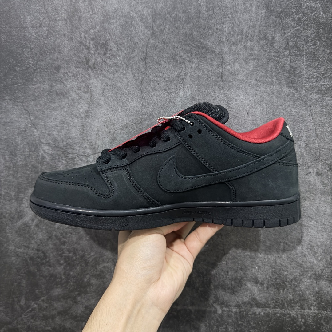 图片[2]-【Top纯原 】Supreme x Nk Dunk SB Dunk Low 舒适 防滑耐磨低帮板鞋 男女同款 黑红色 HQ8487-001 独家原厂航空铝磨具打磨大底 鞋头坡度极致还原 原盒原配 圈内天花板工艺 原厂冲刀 超高清洁度 全鞋零毛边皮料切割 全套原楦原模倾力打造完美版型 采用原厂百宏鞋带以及原厂百宏织唛舌标 内标可供原厂几率过验 原厂中底布黄色点胶 原厂中底布拉帮走线遵循公司‼️ 尺码：40 40.5 41 42 42.5 43 44 44.5 45 46 47.5-选品中心