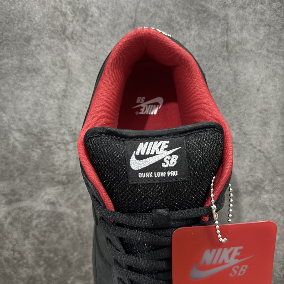 图片[8]-【Top纯原 】Supreme x Nk Dunk SB Dunk Low 舒适 防滑耐磨低帮板鞋 男女同款 黑红色 HQ8487-001 独家原厂航空铝磨具打磨大底 鞋头坡度极致还原 原盒原配 圈内天花板工艺 原厂冲刀 超高清洁度 全鞋零毛边皮料切割 全套原楦原模倾力打造完美版型 采用原厂百宏鞋带以及原厂百宏织唛舌标 内标可供原厂几率过验 原厂中底布黄色点胶 原厂中底布拉帮走线遵循公司‼️ 尺码：40 40.5 41 42 42.5 43 44 44.5 45 46 47.5-选品中心