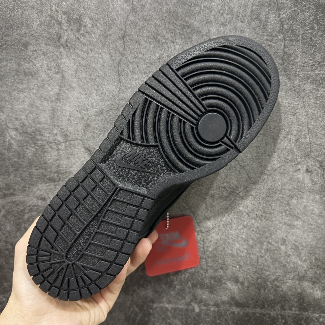 图片[9]-【Top纯原 】Supreme x Nk Dunk SB Dunk Low 舒适 防滑耐磨低帮板鞋 男女同款 黑红色 HQ8487-001 独家原厂航空铝磨具打磨大底 鞋头坡度极致还原 原盒原配 圈内天花板工艺 原厂冲刀 超高清洁度 全鞋零毛边皮料切割 全套原楦原模倾力打造完美版型 采用原厂百宏鞋带以及原厂百宏织唛舌标 内标可供原厂几率过验 原厂中底布黄色点胶 原厂中底布拉帮走线遵循公司‼️ 尺码：40 40.5 41 42 42.5 43 44 44.5 45 46 47.5-选品中心
