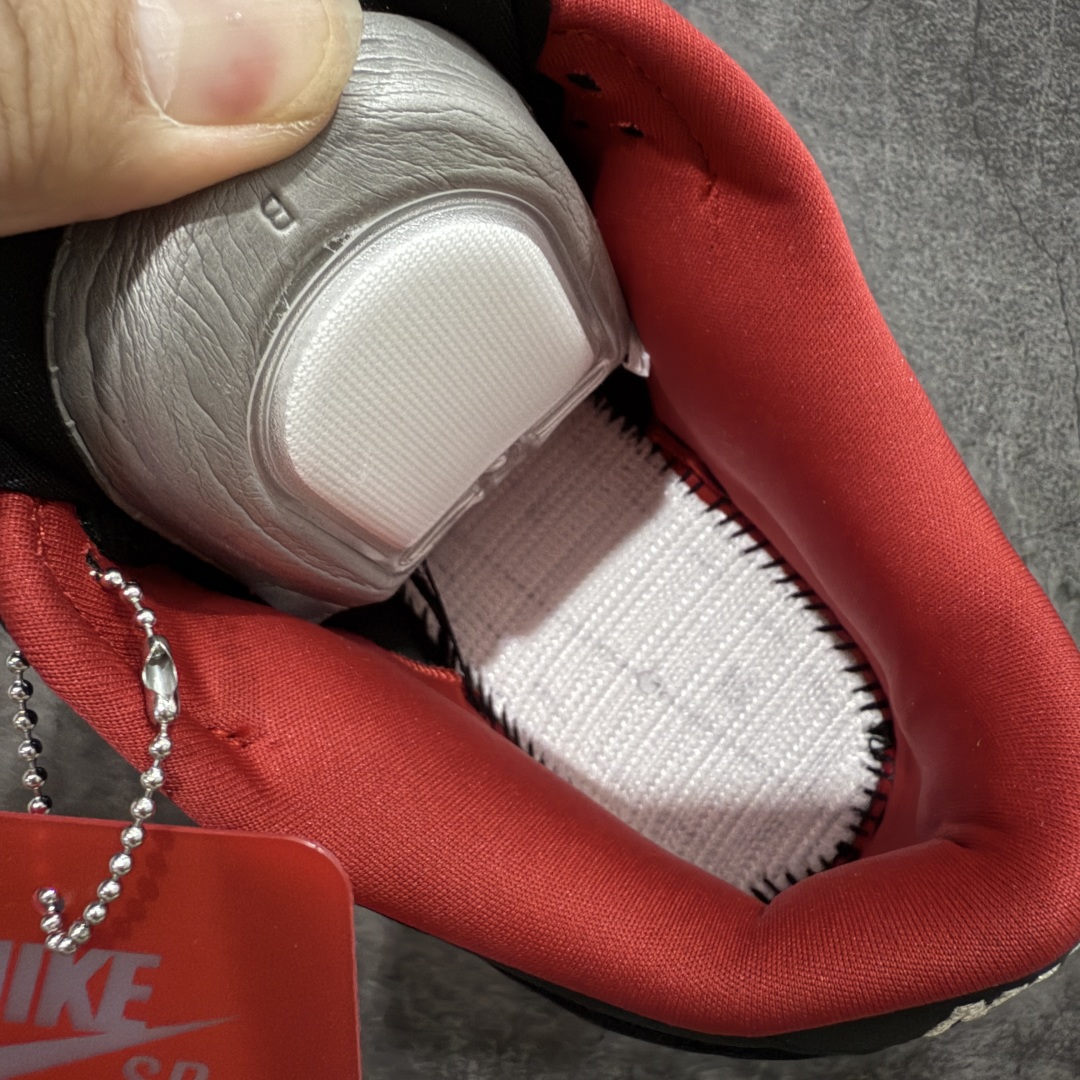 图片[8]-【Top纯原 】Supreme x Nk Dunk SB Dunk Low 舒适 防滑耐磨低帮板鞋 男女同款 黑红色 HQ8487-001 独家原厂航空铝磨具打磨大底 鞋头坡度极致还原 原盒原配 圈内天花板工艺 原厂冲刀 超高清洁度 全鞋零毛边皮料切割 全套原楦原模倾力打造完美版型 采用原厂百宏鞋带以及原厂百宏织唛舌标 内标可供原厂几率过验 原厂中底布黄色点胶 原厂中底布拉帮走线遵循公司‼️ 尺码：40 40.5 41 42 42.5 43 44 44.5 45 46 47.5-选品中心