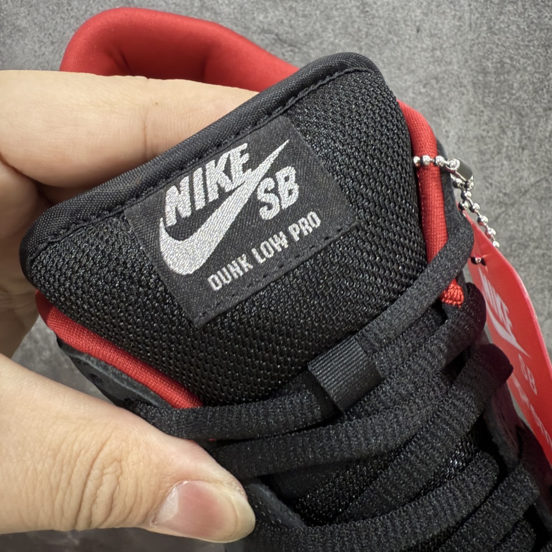 图片[6]-【Top纯原 】Supreme x Nk Dunk SB Dunk Low 舒适 防滑耐磨低帮板鞋 男女同款 黑红色 HQ8487-001 独家原厂航空铝磨具打磨大底 鞋头坡度极致还原 原盒原配 圈内天花板工艺 原厂冲刀 超高清洁度 全鞋零毛边皮料切割 全套原楦原模倾力打造完美版型 采用原厂百宏鞋带以及原厂百宏织唛舌标 内标可供原厂几率过验 原厂中底布黄色点胶 原厂中底布拉帮走线遵循公司‼️ 尺码：40 40.5 41 42 42.5 43 44 44.5 45 46 47.5-选品中心