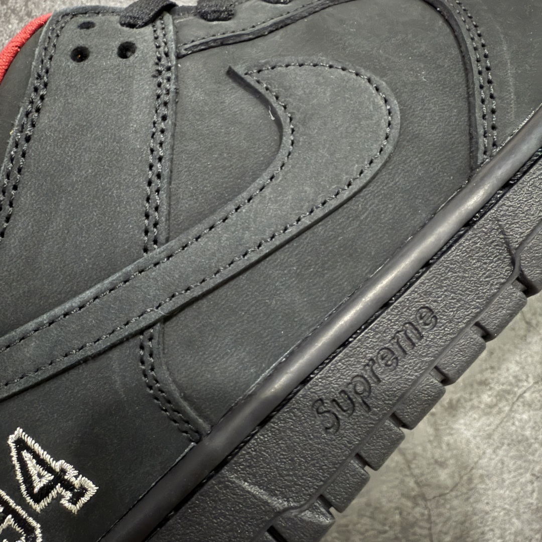 图片[4]-【Top纯原 】Supreme x Nk Dunk SB Dunk Low 舒适 防滑耐磨低帮板鞋 男女同款 黑红色 HQ8487-001 独家原厂航空铝磨具打磨大底 鞋头坡度极致还原 原盒原配 圈内天花板工艺 原厂冲刀 超高清洁度 全鞋零毛边皮料切割 全套原楦原模倾力打造完美版型 采用原厂百宏鞋带以及原厂百宏织唛舌标 内标可供原厂几率过验 原厂中底布黄色点胶 原厂中底布拉帮走线遵循公司‼️ 尺码：40 40.5 41 42 42.5 43 44 44.5 45 46 47.5-选品中心