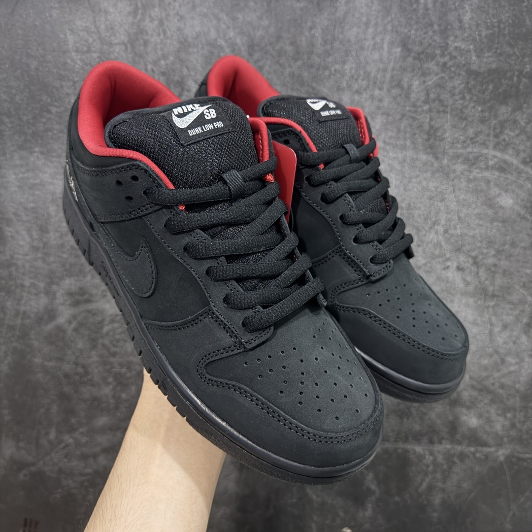 【Top纯原 】Supreme x Nk Dunk SB Dunk Low 舒适 防滑耐磨低帮板鞋 男女同款 黑红色 HQ8487-001 独家原厂航空铝磨具打磨大底 鞋头坡度极致还原 原盒原配 圈内天花板工艺 原厂冲刀 超高清洁度 全鞋零毛边皮料切割 全套原楦原模倾力打造完美版型 采用原厂百宏鞋带以及原厂百宏织唛舌标 内标可供原厂几率过验 原厂中底布黄色点胶 原厂中底布拉帮走线遵循公司‼️ 尺码:40 40.5 41 42 42.5 43 44 44.5 45 46 47.5-选品中心