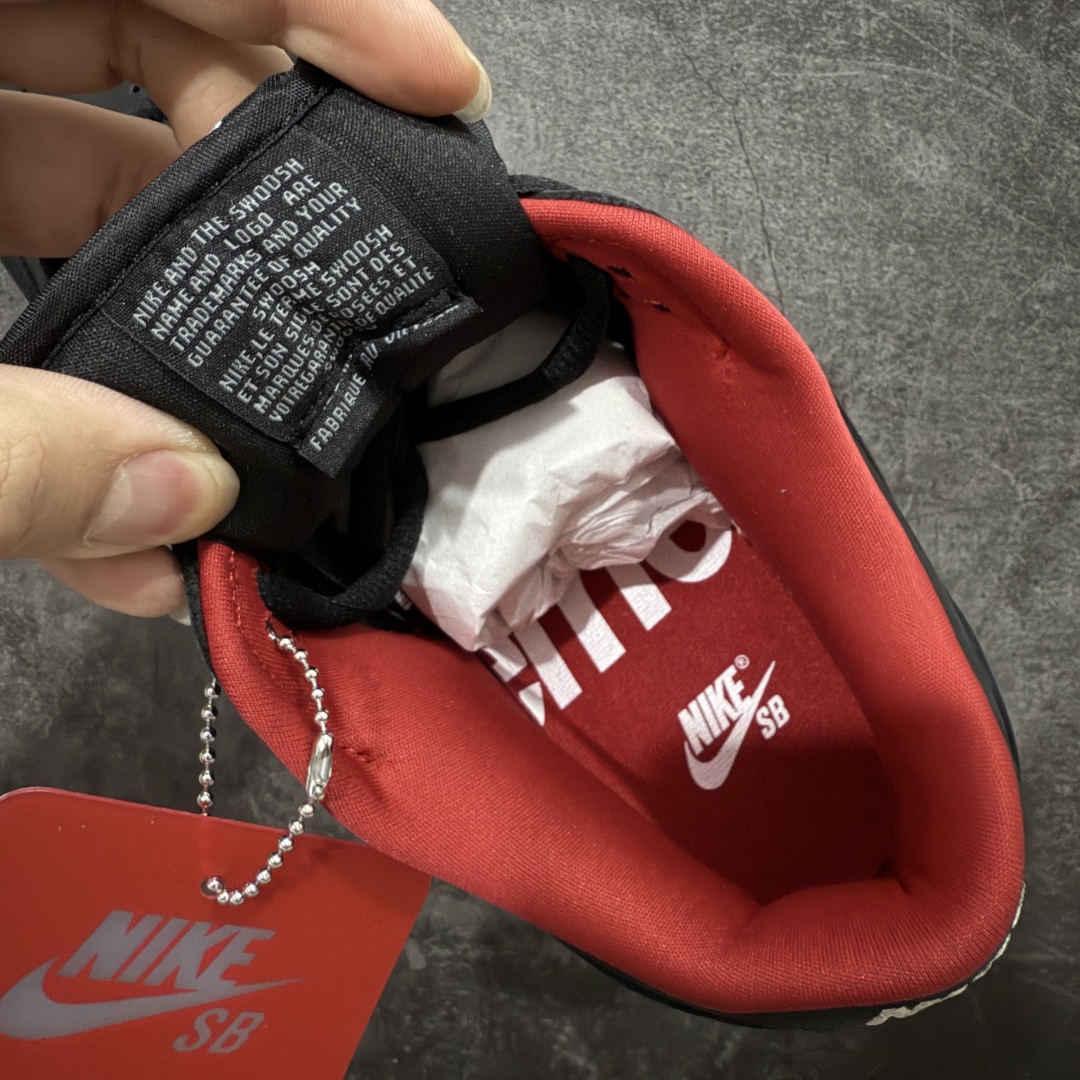 图片[7]-【Top纯原 】Supreme x Nk Dunk SB Dunk Low 舒适 防滑耐磨低帮板鞋 男女同款 黑红色 HQ8487-001 独家原厂航空铝磨具打磨大底 鞋头坡度极致还原 原盒原配 圈内天花板工艺 原厂冲刀 超高清洁度 全鞋零毛边皮料切割 全套原楦原模倾力打造完美版型 采用原厂百宏鞋带以及原厂百宏织唛舌标 内标可供原厂几率过验 原厂中底布黄色点胶 原厂中底布拉帮走线遵循公司‼️ 尺码：40 40.5 41 42 42.5 43 44 44.5 45 46 47.5-选品中心