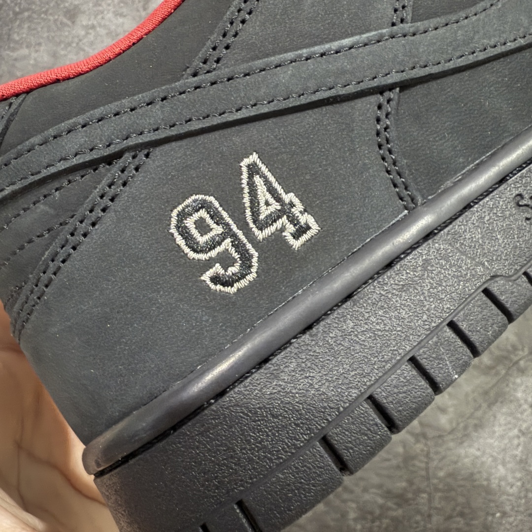 图片[3]-【Top纯原 】Supreme x Nk Dunk SB Dunk Low 舒适 防滑耐磨低帮板鞋 男女同款 黑红色 HQ8487-001 独家原厂航空铝磨具打磨大底 鞋头坡度极致还原 原盒原配 圈内天花板工艺 原厂冲刀 超高清洁度 全鞋零毛边皮料切割 全套原楦原模倾力打造完美版型 采用原厂百宏鞋带以及原厂百宏织唛舌标 内标可供原厂几率过验 原厂中底布黄色点胶 原厂中底布拉帮走线遵循公司‼️ 尺码：40 40.5 41 42 42.5 43 44 44.5 45 46 47.5-选品中心