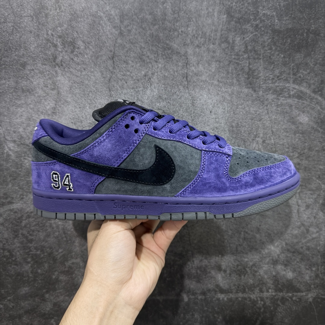 【纯原Z版】Supreme x NK Dunk Low 低帮Sup联名棕黄 货号:HQ8487-500 专业dunk大厂出品 品质第一梯队 原材料麂皮打造 原鞋开发 版型完美 全新 Supreme × Nike SB Dunk Low “94” Pack 终于要了 后跟“94”标注Supreme创立年份,中底联名Logo 情怀系列 尺码:36 36.5 37.5 38 38.5 39 40 40.5 41 42 42.5 43 44 44.5 45 46 46.5 47.5-选品中心