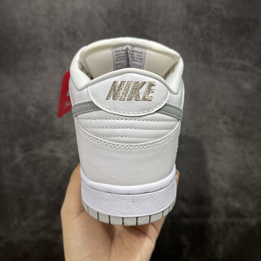 图片[4]-【Top纯原 】Supreme x Nk Dunk SB Dunk Low 舒适 防滑耐磨低帮板鞋 男女同款 联名白灰色 HQ8487-100 独家原厂航空铝磨具打磨大底 鞋头坡度极致还原 原盒原配 圈内天花板工艺 原厂冲刀 超高清洁度 全鞋零毛边皮料切割 全套原楦原模倾力打造完美版型 采用原厂百宏鞋带以及原厂百宏织唛舌标 内标可供原厂几率过验 原厂中底布黄色点胶 原厂中底布拉帮走线遵循公司‼️ 尺码：40 40.5 41 42 42.5 43 44 44.5 45 46 47.5-选品中心