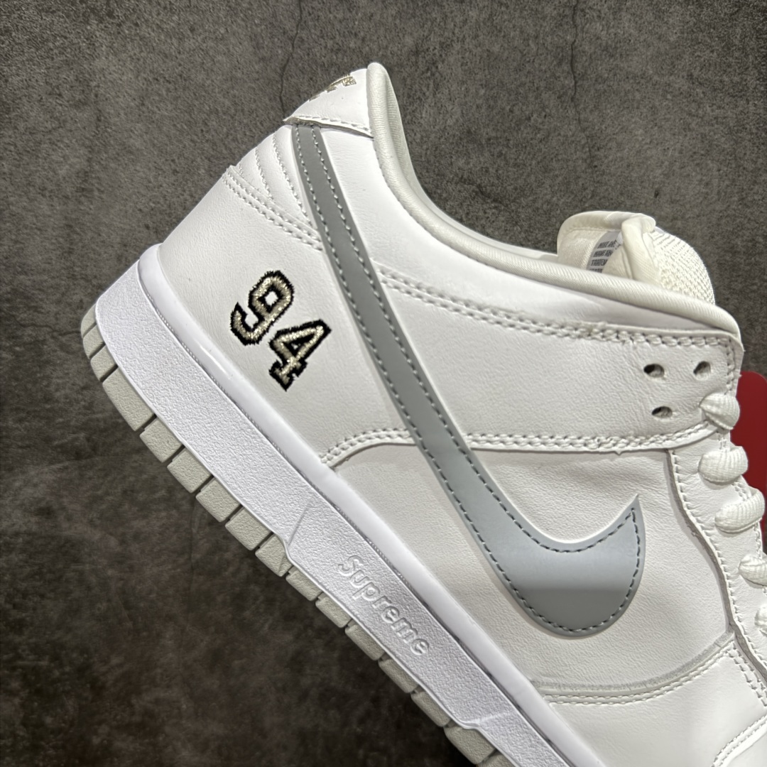 图片[7]-【Top纯原 】Supreme x Nk Dunk SB Dunk Low 舒适 防滑耐磨低帮板鞋 男女同款 联名白灰色 HQ8487-100 独家原厂航空铝磨具打磨大底 鞋头坡度极致还原 原盒原配 圈内天花板工艺 原厂冲刀 超高清洁度 全鞋零毛边皮料切割 全套原楦原模倾力打造完美版型 采用原厂百宏鞋带以及原厂百宏织唛舌标 内标可供原厂几率过验 原厂中底布黄色点胶 原厂中底布拉帮走线遵循公司‼️ 尺码：40 40.5 41 42 42.5 43 44 44.5 45 46 47.5-选品中心