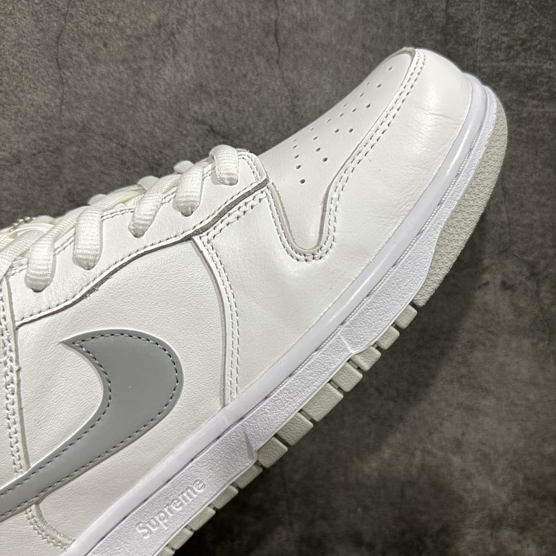 图片[6]-【Top纯原 】Supreme x Nk Dunk SB Dunk Low 舒适 防滑耐磨低帮板鞋 男女同款 联名白灰色 HQ8487-100 独家原厂航空铝磨具打磨大底 鞋头坡度极致还原 原盒原配 圈内天花板工艺 原厂冲刀 超高清洁度 全鞋零毛边皮料切割 全套原楦原模倾力打造完美版型 采用原厂百宏鞋带以及原厂百宏织唛舌标 内标可供原厂几率过验 原厂中底布黄色点胶 原厂中底布拉帮走线遵循公司‼️ 尺码：40 40.5 41 42 42.5 43 44 44.5 45 46 47.5-选品中心