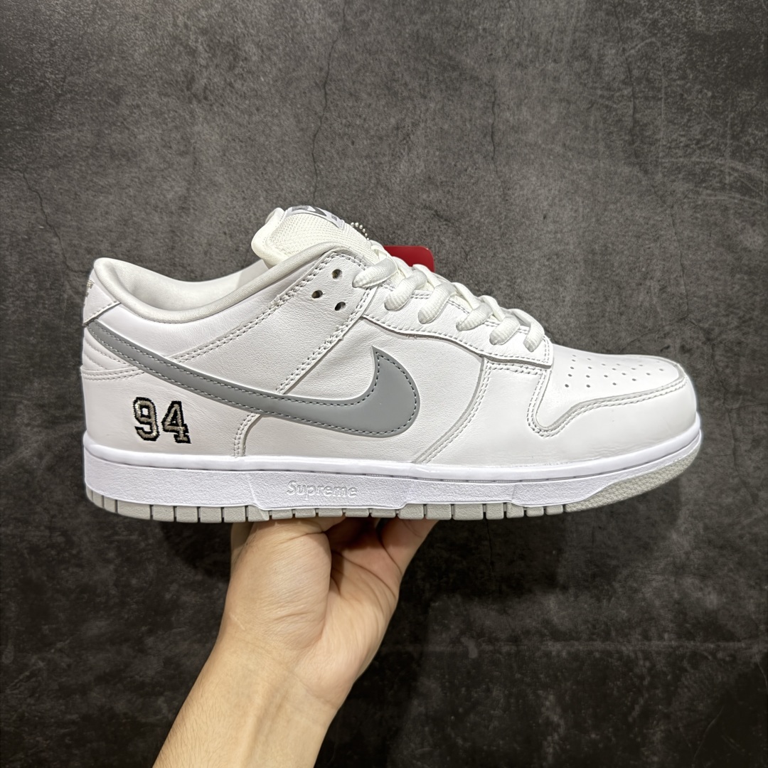 【Top纯原 】Supreme x Nk Dunk SB Dunk Low 舒适 防滑耐磨低帮板鞋 男女同款 联名白灰色 HQ8487-100 独家原厂航空铝磨具打磨大底 鞋头坡度极致还原 原盒原配 圈内天花板工艺 原厂冲刀 超高清洁度 全鞋零毛边皮料切割 全套原楦原模倾力打造完美版型 采用原厂百宏鞋带以及原厂百宏织唛舌标 内标可供原厂几率过验 原厂中底布黄色点胶 原厂中底布拉帮走线遵循公司‼️ 尺码:40 40.5 41 42 42.5 43 44 44.5 45 46 47.5-选品中心
