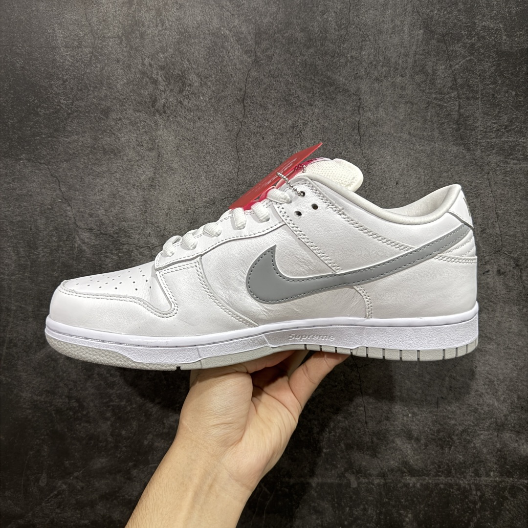图片[2]-【Top纯原 】Supreme x Nk Dunk SB Dunk Low 舒适 防滑耐磨低帮板鞋 男女同款 联名白灰色 HQ8487-100 独家原厂航空铝磨具打磨大底 鞋头坡度极致还原 原盒原配 圈内天花板工艺 原厂冲刀 超高清洁度 全鞋零毛边皮料切割 全套原楦原模倾力打造完美版型 采用原厂百宏鞋带以及原厂百宏织唛舌标 内标可供原厂几率过验 原厂中底布黄色点胶 原厂中底布拉帮走线遵循公司‼️ 尺码：40 40.5 41 42 42.5 43 44 44.5 45 46 47.5-选品中心